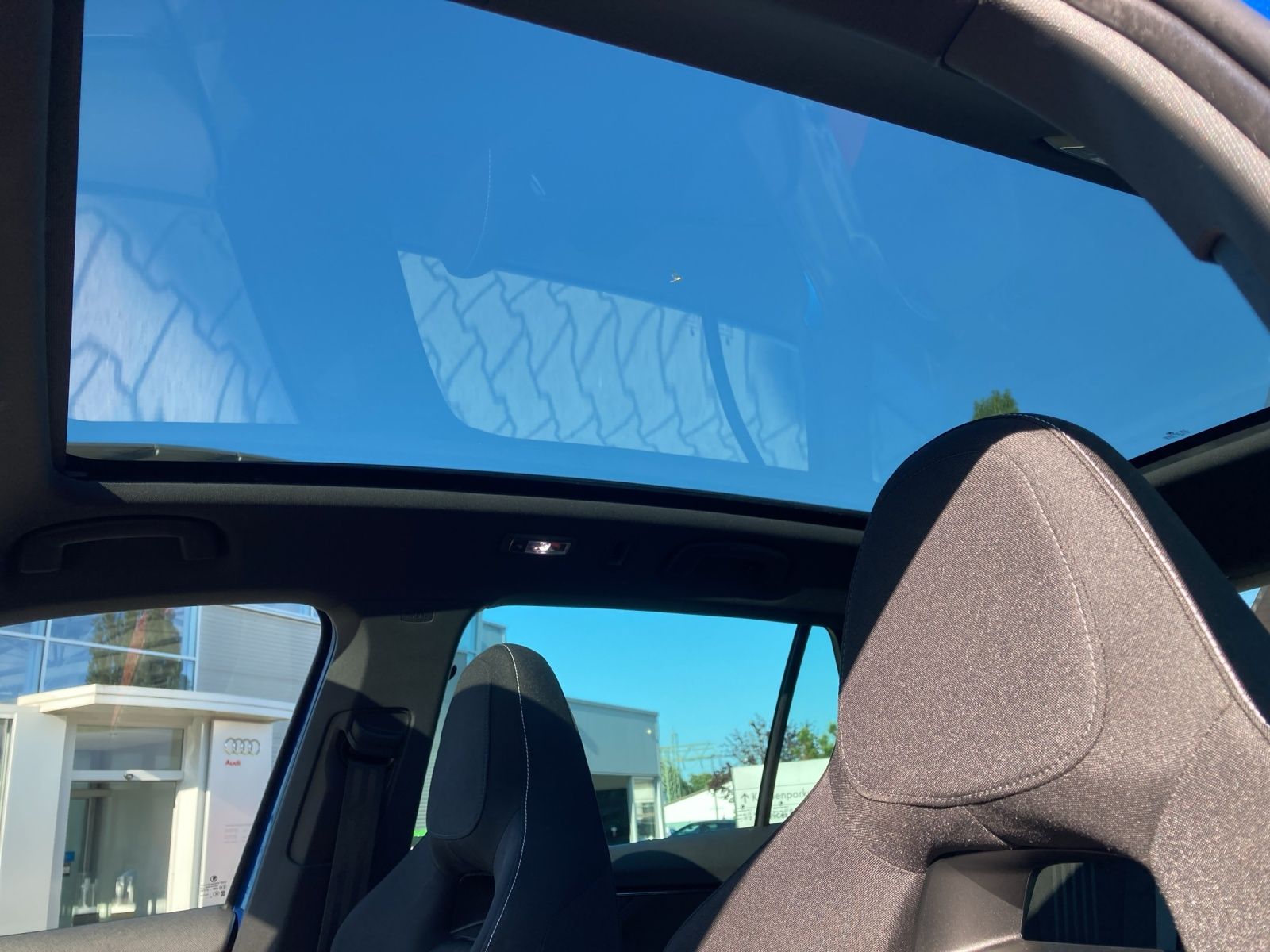 Fahrzeugabbildung SKODA Kamiq TSI Monte Carlo LED AHK Navi AID Pano ACC