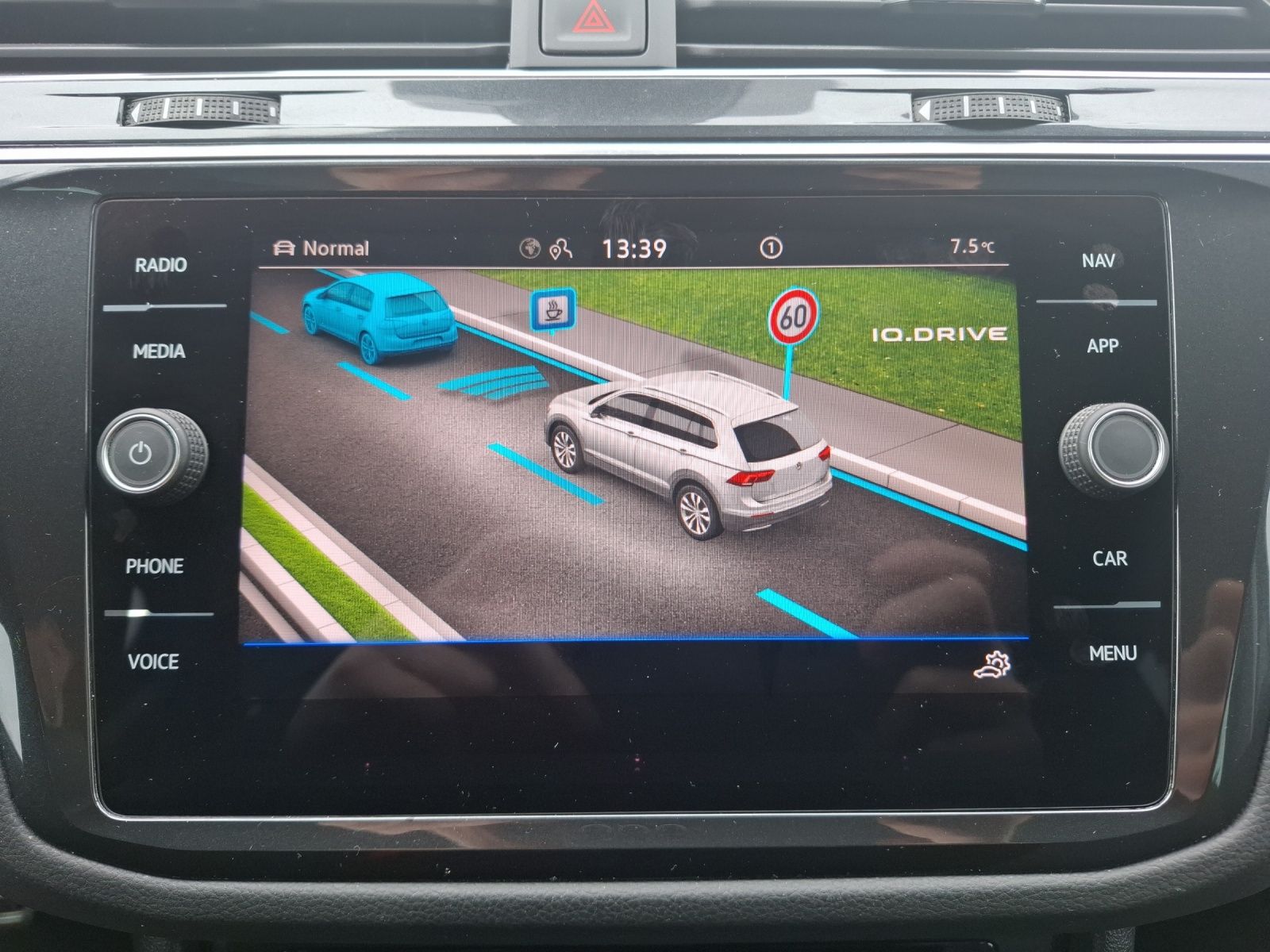 Fahrzeugabbildung Volkswagen Tiguan TSI Active LED Navi ACC PDC SH