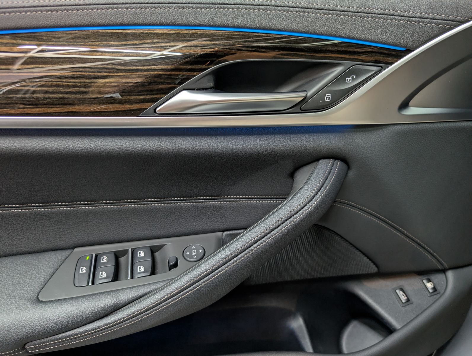 Fahrzeugabbildung BMW 530 e Luxury Line HEV AHK LED LEDER SHZ SoH 97%