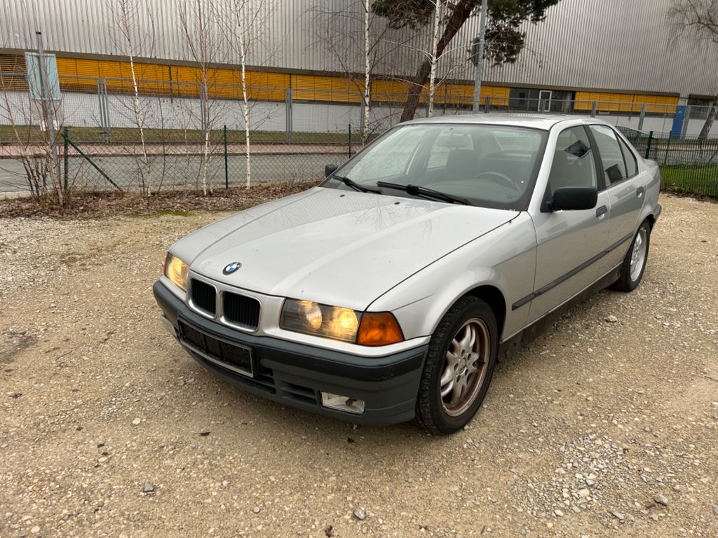 File:BMW 3er Touring Luxury Line (F31) – Frontansicht, 7. September 2013,  Münster.jpg - Wikipedia