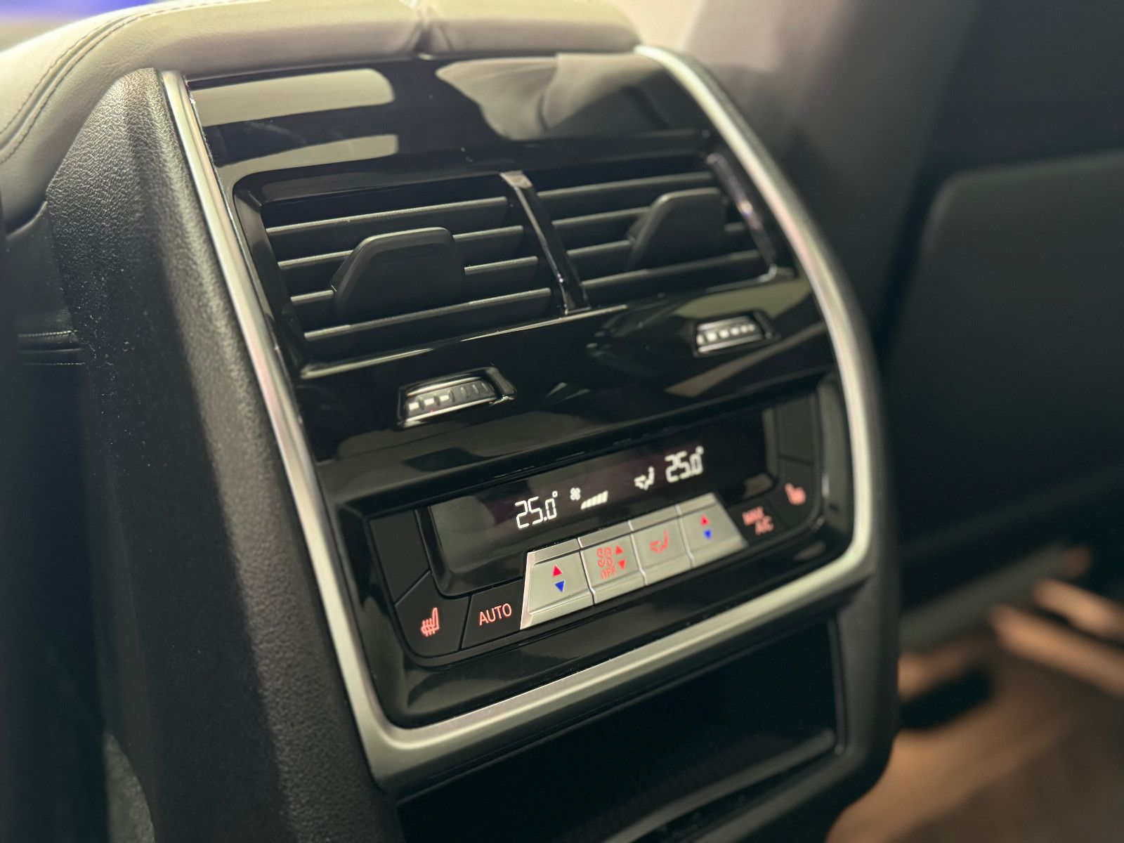 Fahrzeugabbildung BMW X6 M Competition|BOWERS&WILKINS|LASER|PANO|VOLL|