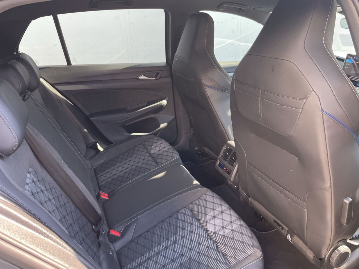 Golf VIII 1.5 eTSI DSG R-Line Kamera/Matrix/AHK/