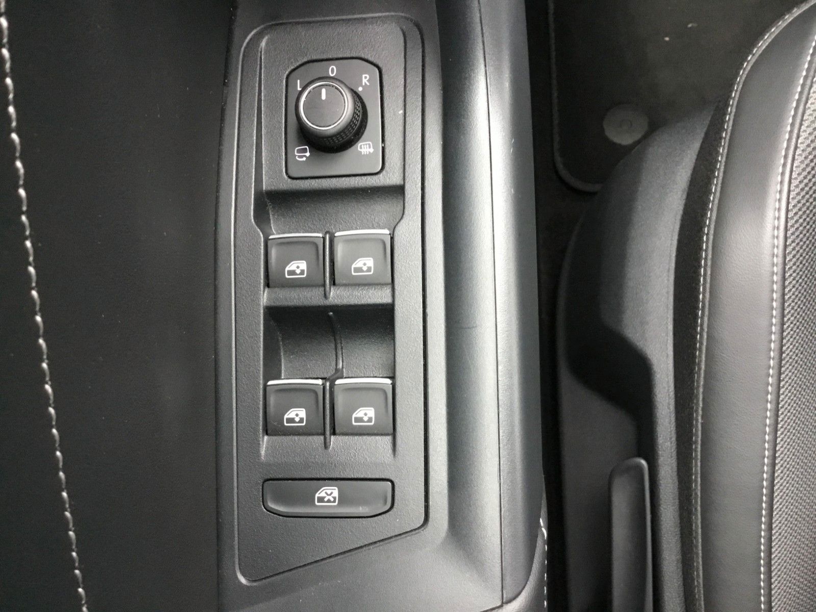 Fahrzeugabbildung Volkswagen T-Roc 1.5 TSI DSG Style+AHK+MatrixLED+ACC+Pano