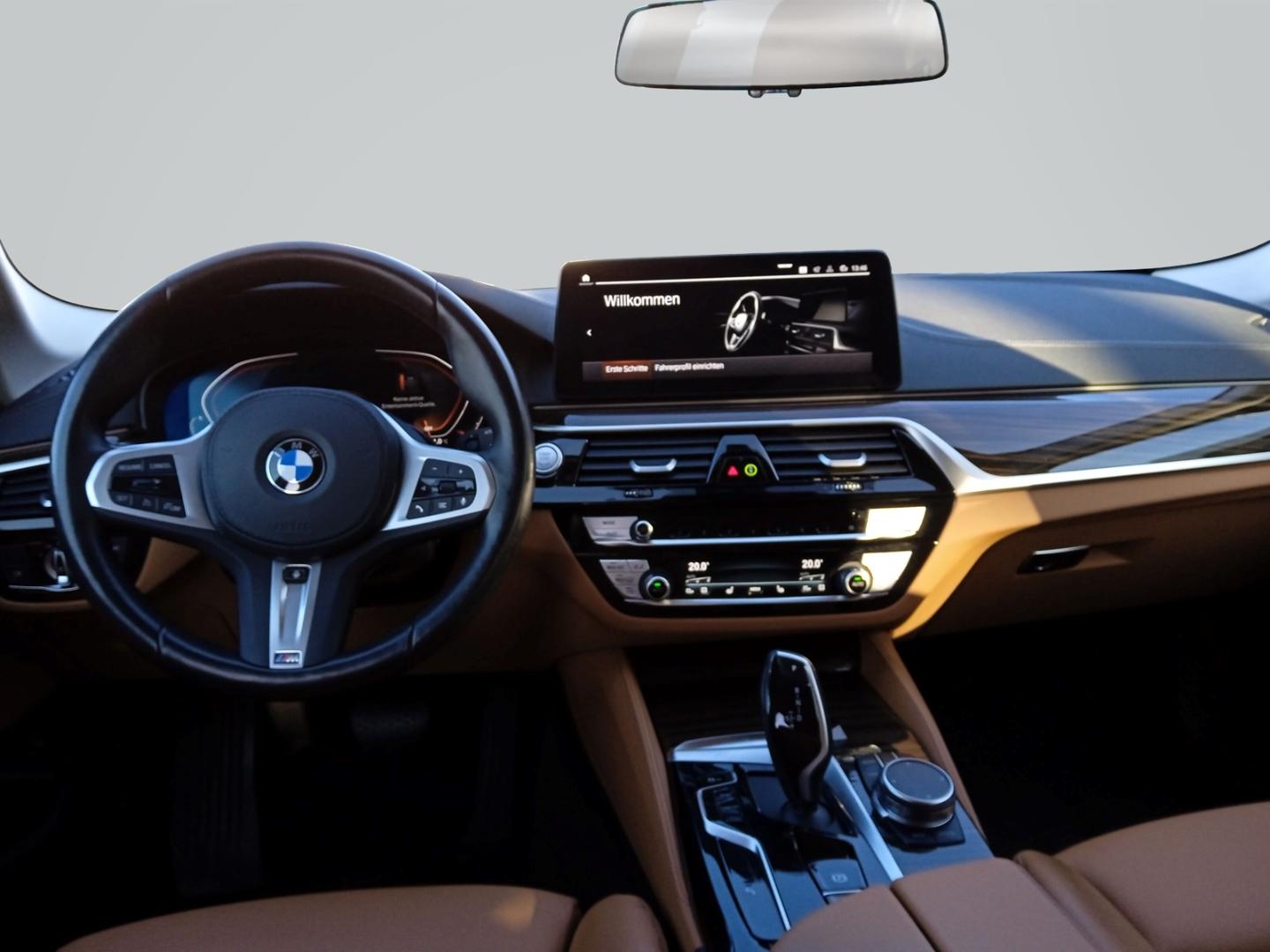 BMW 530 i Tour LuxuryLine Park-Assistent+AHZV+LED+DA
