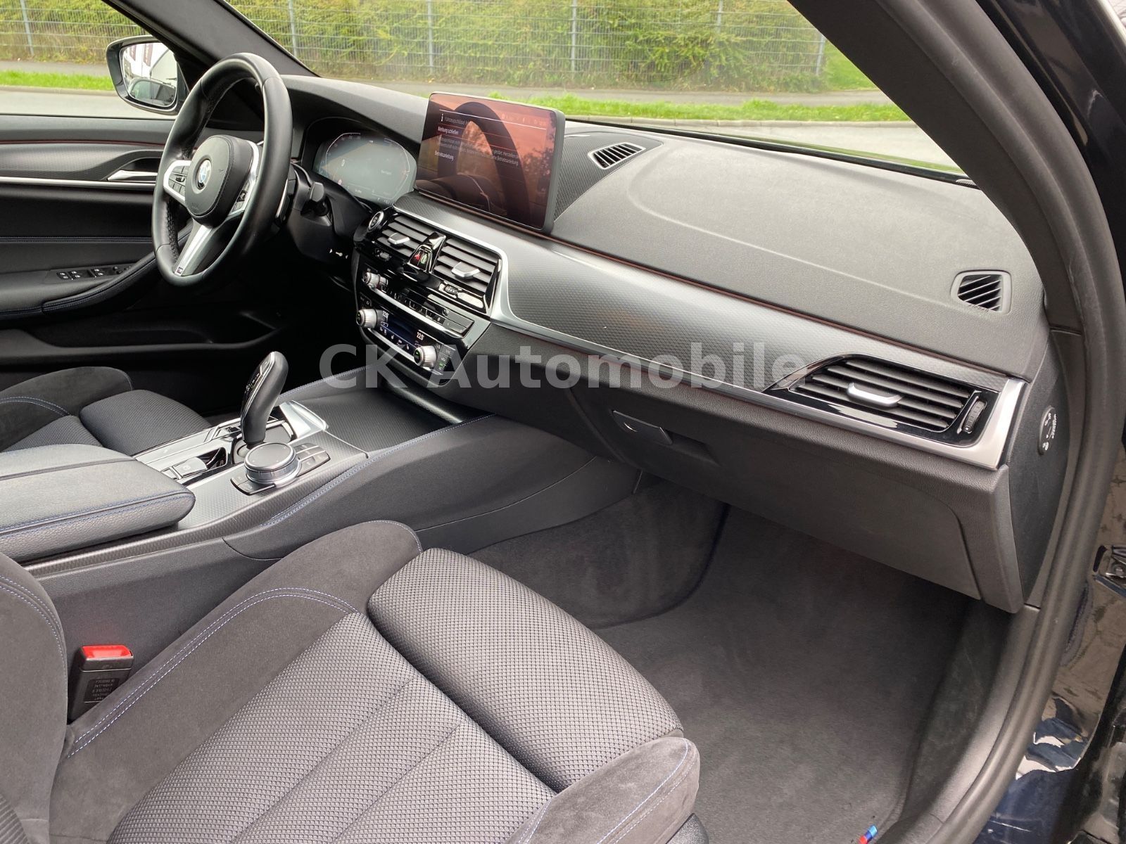 Fahrzeugabbildung BMW 520d Lim. M-Sport/Facelift/Shadow-Line/LED/Kam