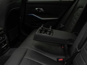 Fahrzeugabbildung BMW 330e M Sport Panorama Kamera HUD DAB HiFi Komfor