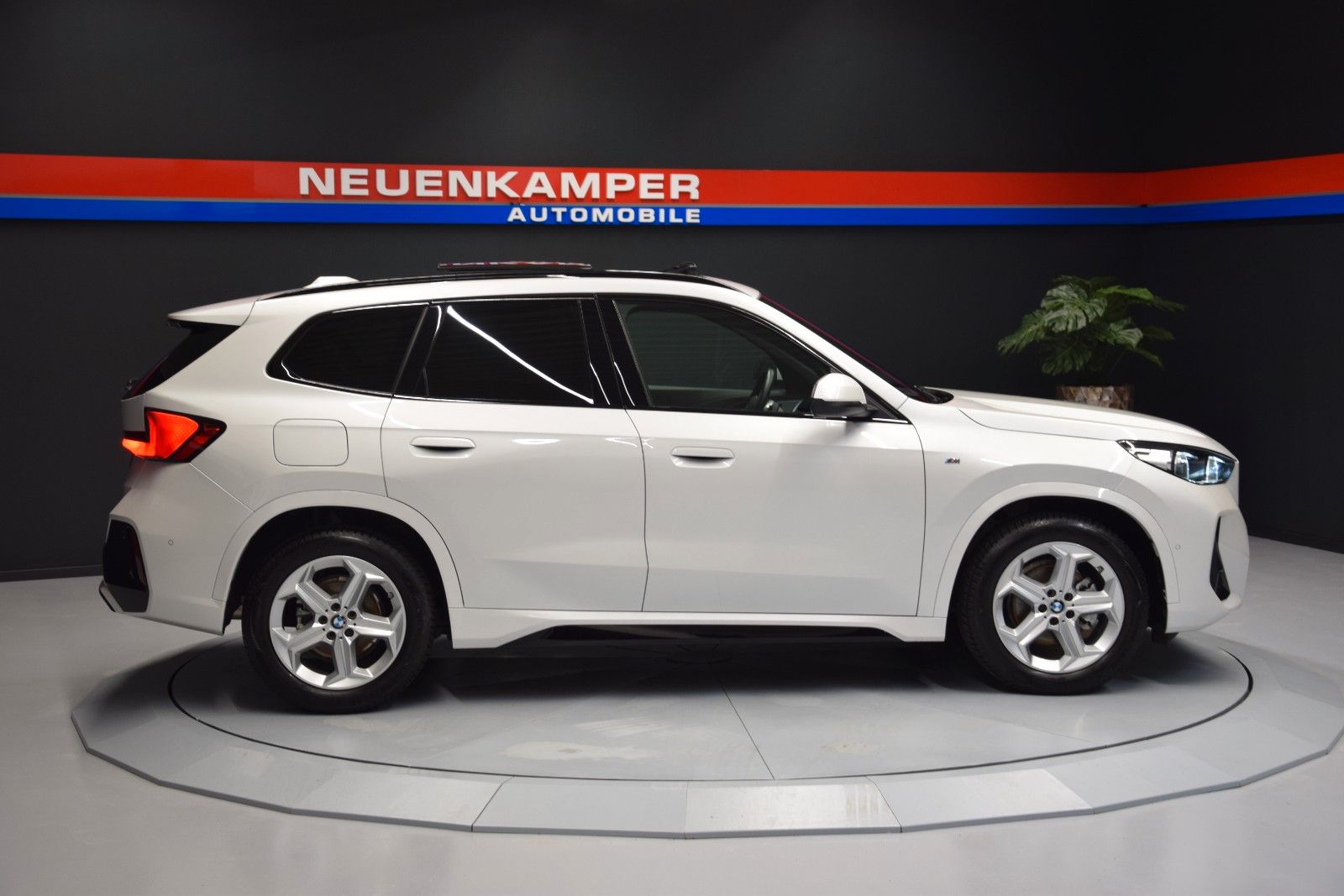 Fahrzeugabbildung BMW X1 18i sDrive M Sport H&k Panorama ACC Ambiente