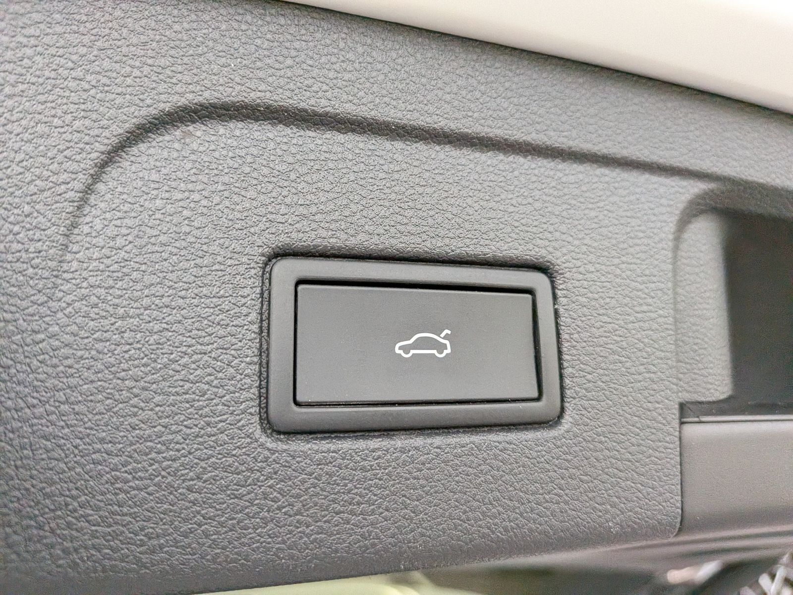 Fahrzeugabbildung Volkswagen Touran 2.0 DSG R-Line High Pano 7-Si IQ AHK VOLL