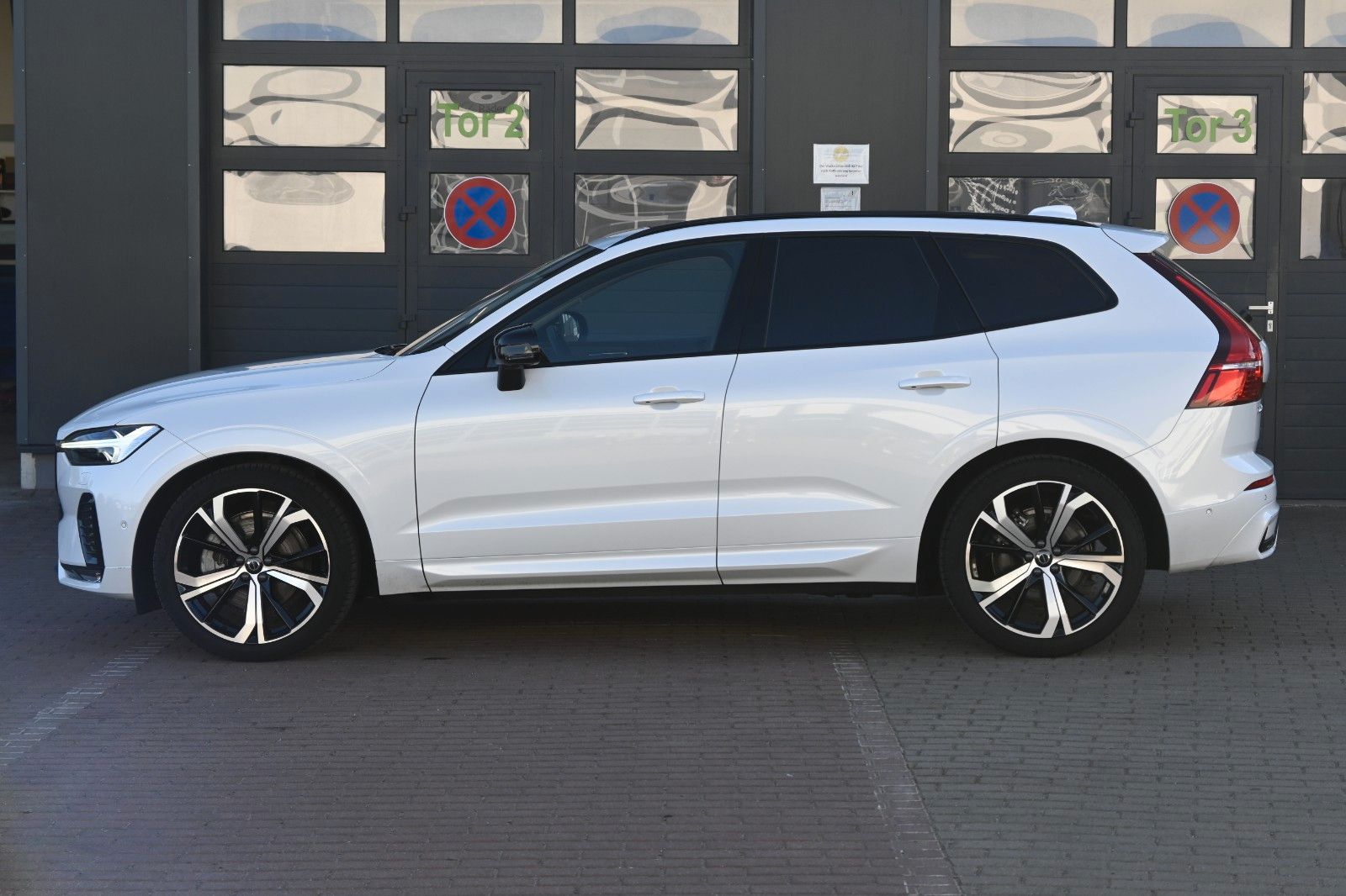 Fahrzeugabbildung Volvo XC60 B5 AWD Ultra Dark*LED*PANO*H&K*LUFT*360*HUD