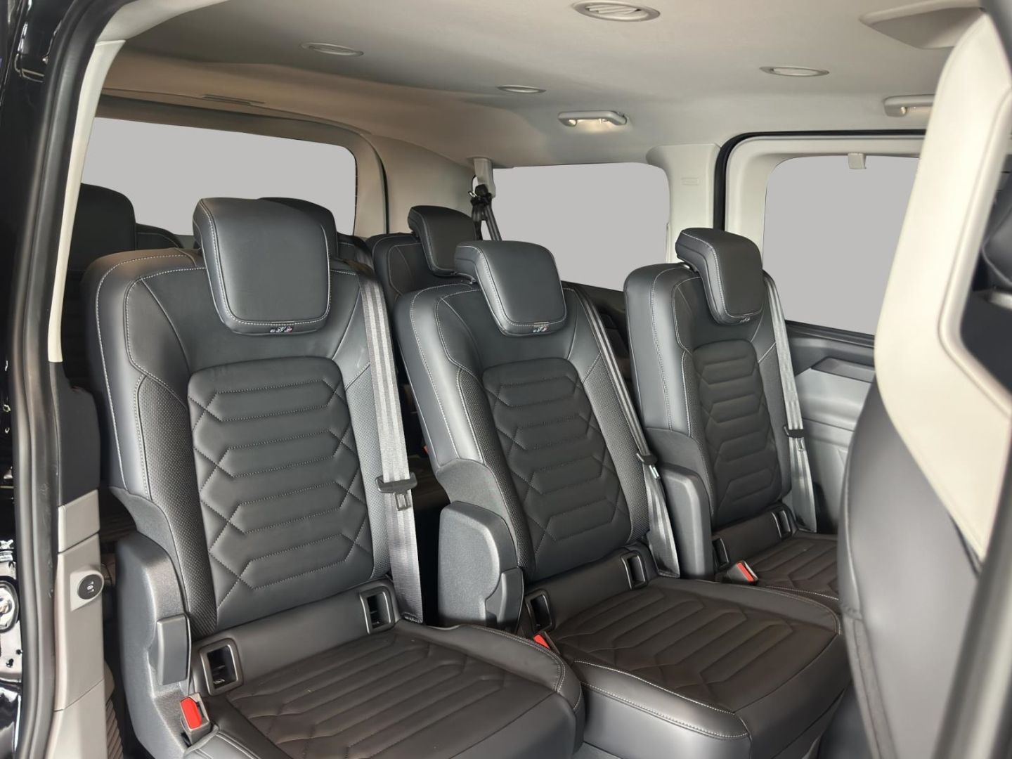 Fahrzeugabbildung Ford Tourneo Custom Bus Plug-in Hybrid 340 L1 Titaniu