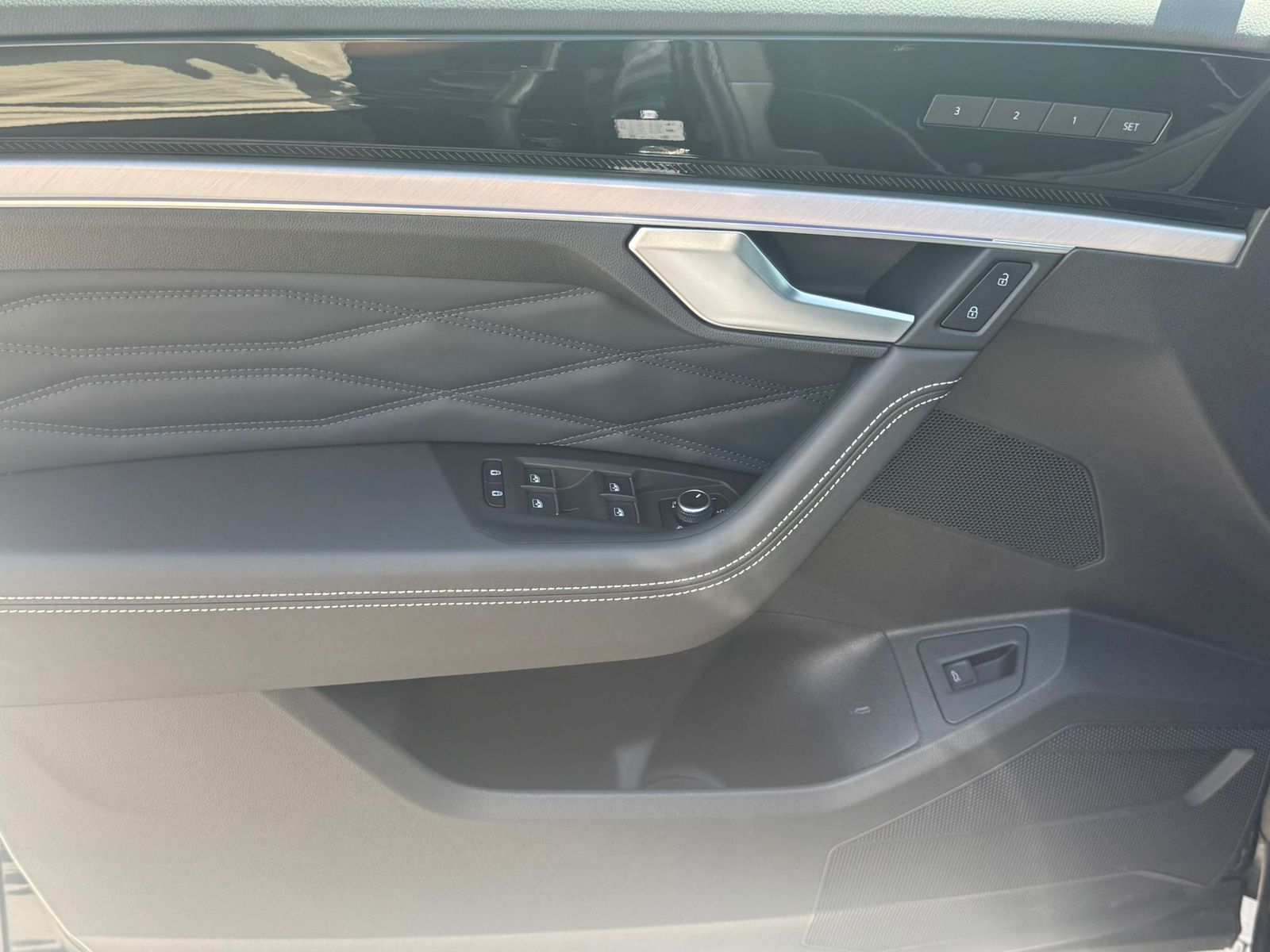 Fahrzeugabbildung Volkswagen Touareg 3.0TDI 4M R-Line VOLL Black 22" UPE 114T