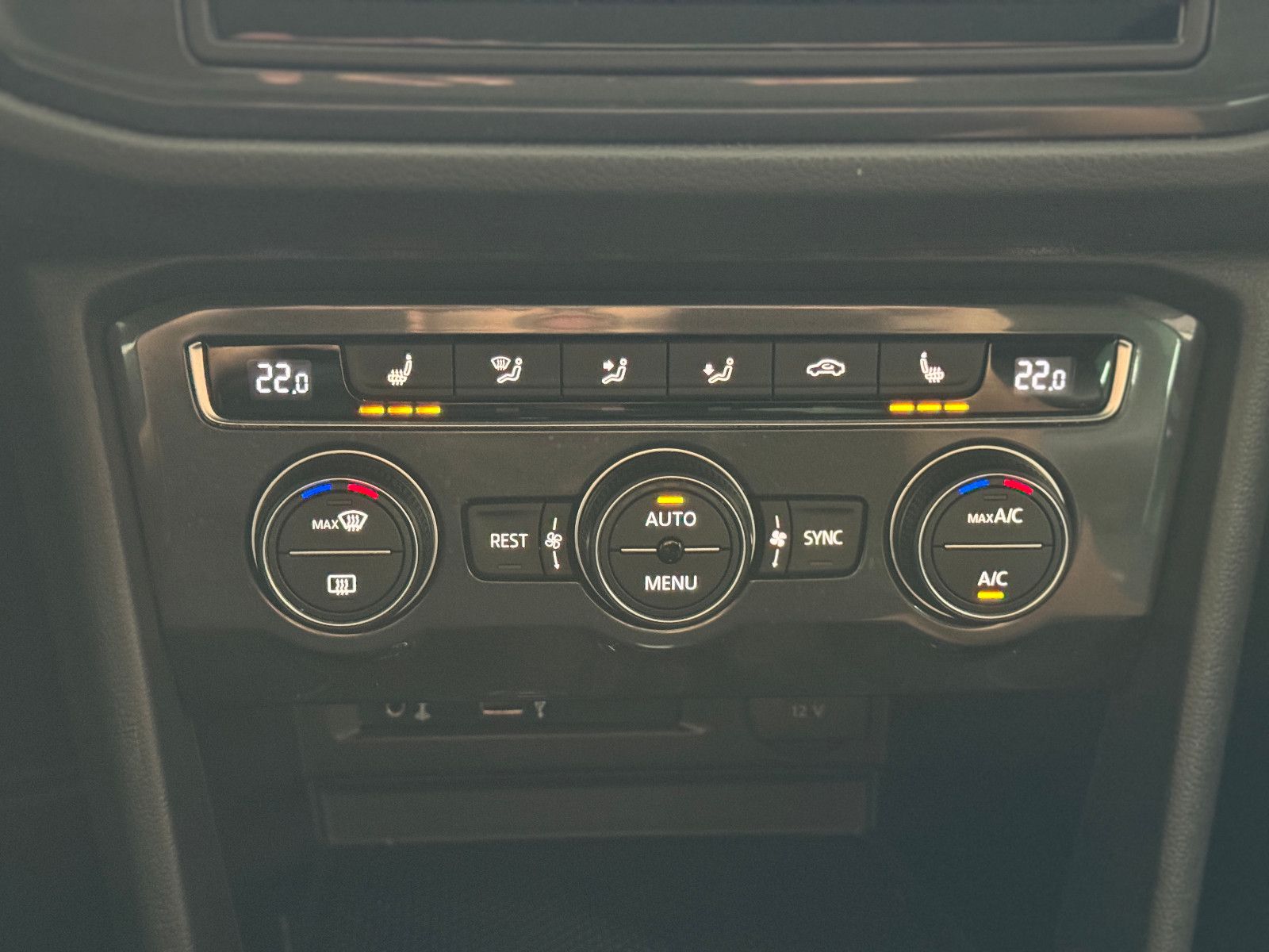 Fahrzeugabbildung Volkswagen Tiguan DSG 4MO 3X R-LINE PANO MEMORY BLACK STYLE