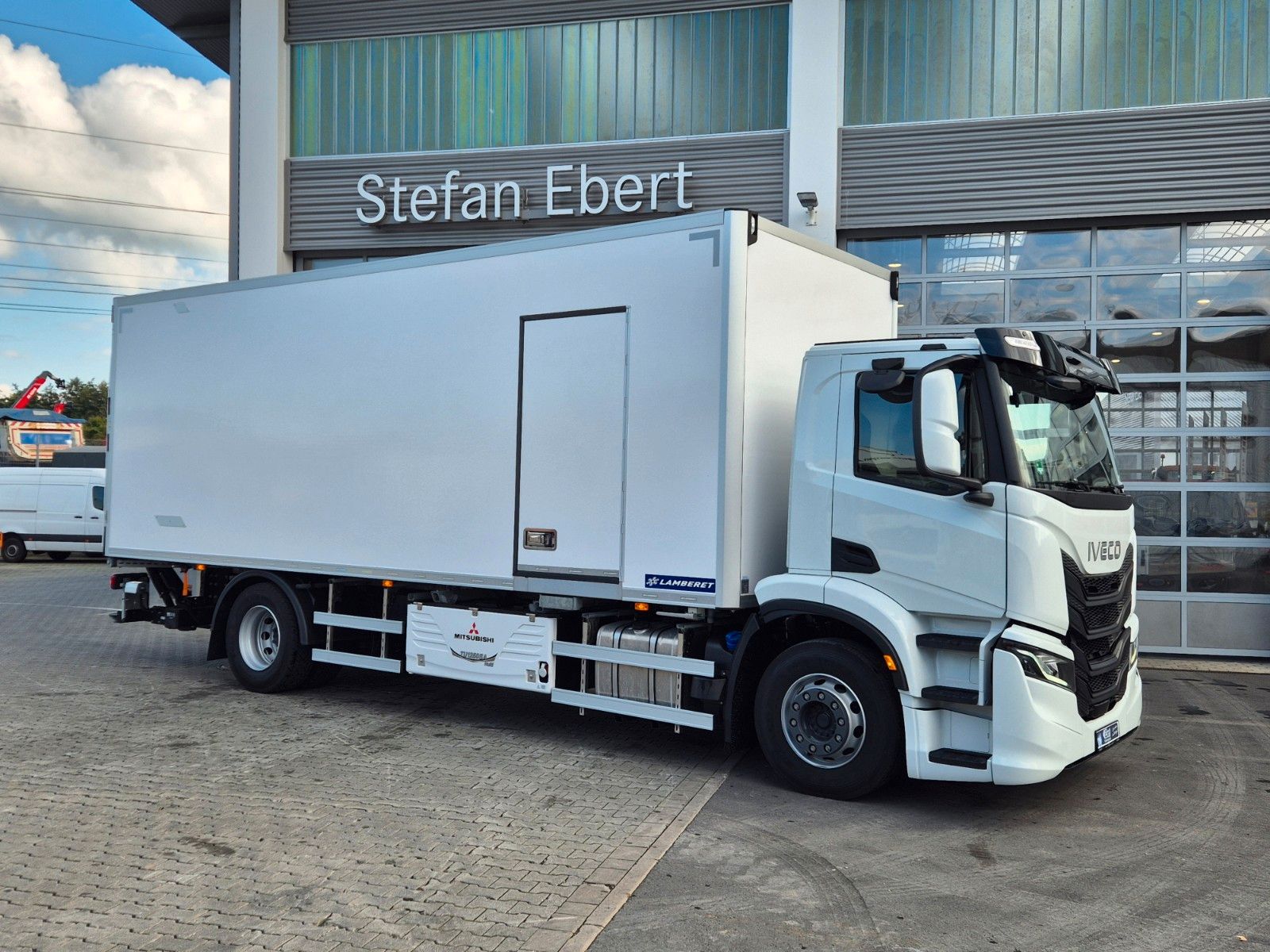 Fahrzeugabbildung Iveco AD190S40/FP Lamberet Mitsubishi LBW Tür AHK