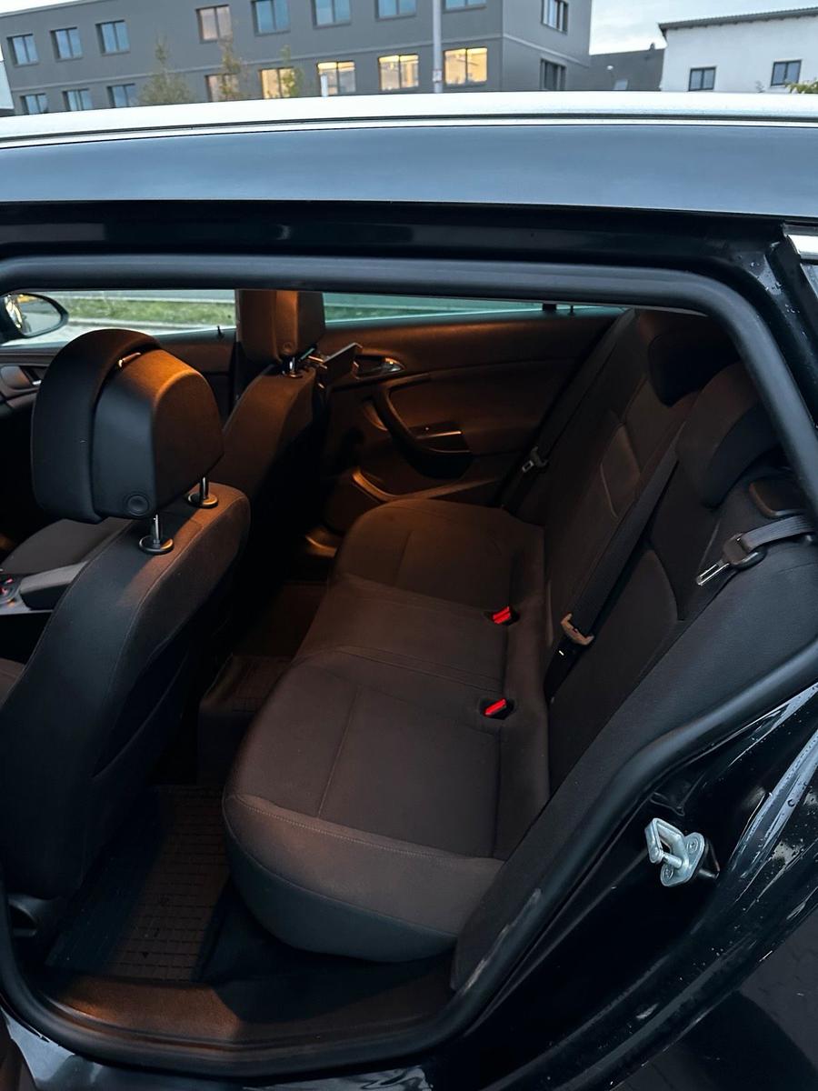Opel Insignia 2011 — photo 12