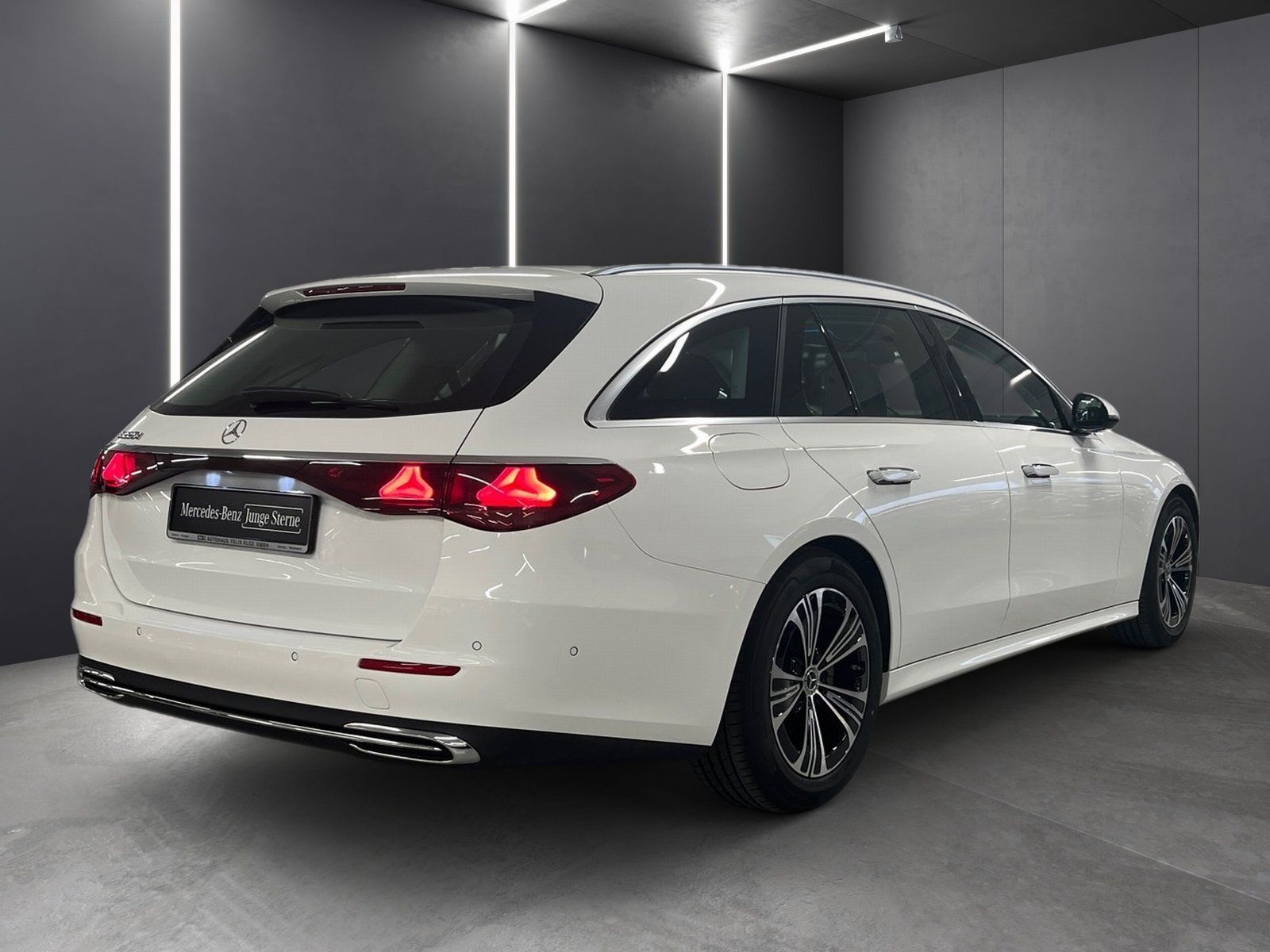Fahrzeugabbildung Mercedes-Benz E 220 T d Avantgarde*AHK*Totwinkel*Kamera*LED*