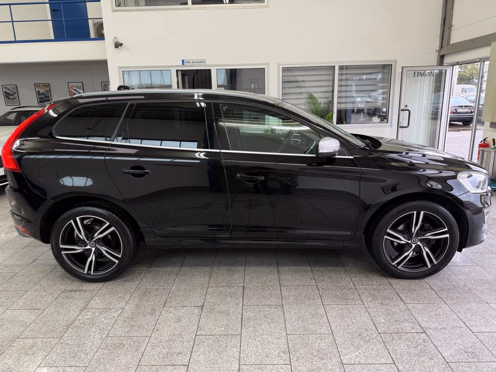 Volvo XC60 2.0 D4*MOMN*R-DSGN*2WD*ACC*PAN*CAM*BI-XN*AH