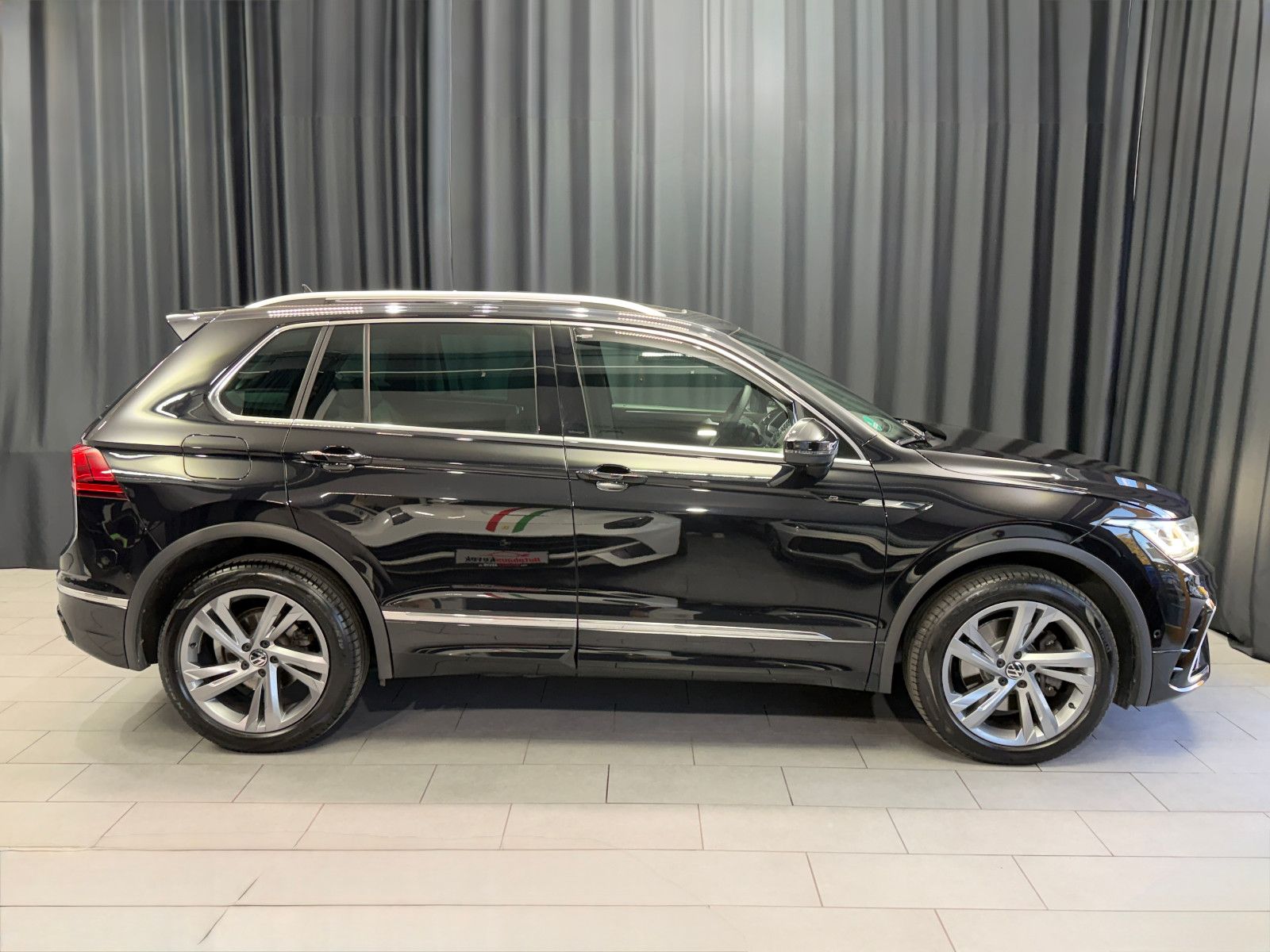Fahrzeugabbildung Volkswagen Tiguan R-Line 4Motion|PANORAMA|360°-KAMERA|ACC