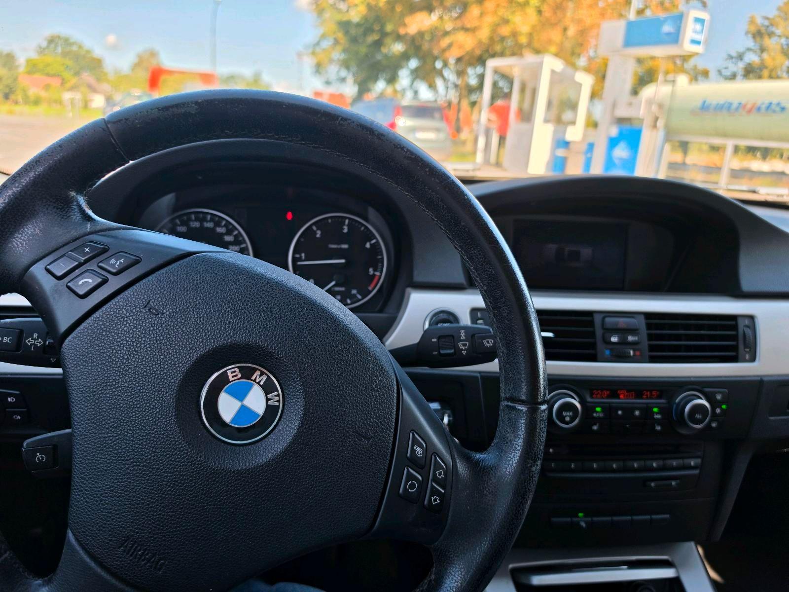 BMW 318 2011 — photo 11