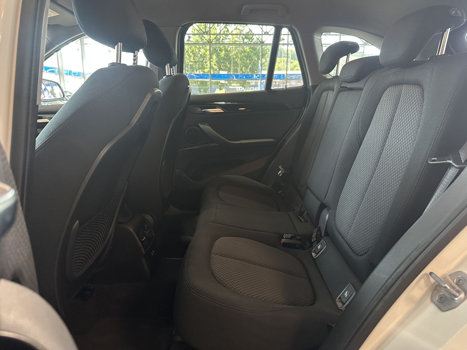 BMW X1 18d Advantage sDrive Navi R.Cam AHK LED SHZ foto 13