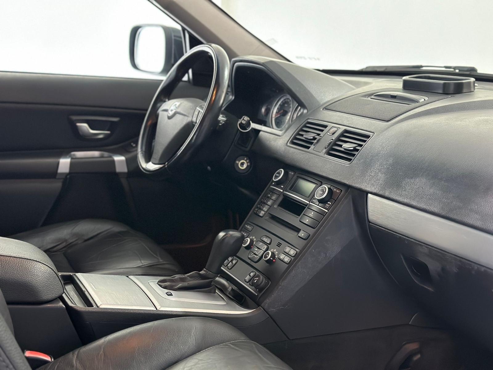 VOLVO XC90 2.4 D5 200 ch MOMENTUM GEARTRONIC 7 PLACES 4X4 - 1ère MAIN - ATTELAGE - TOIT - 194000 km