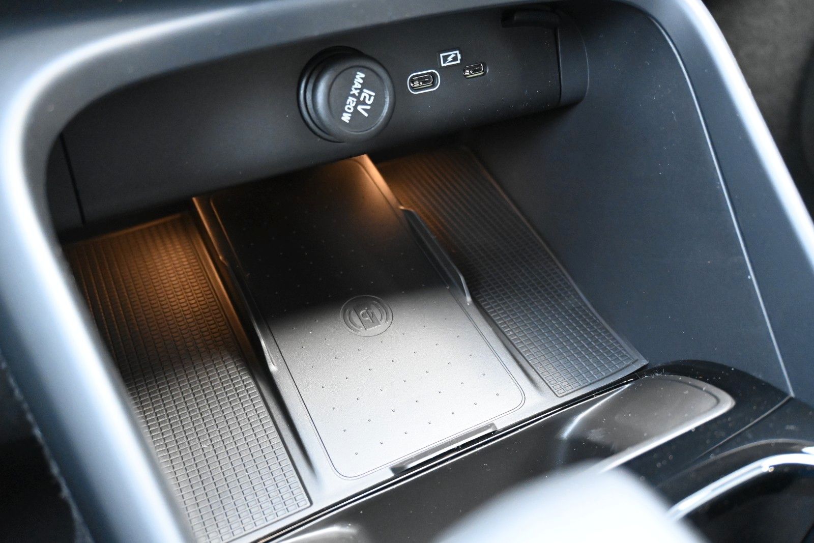 Fahrzeugabbildung Volvo XC40 B3 DKG Plus Dark*H&K*FSHZG*360°*ACC*AHK