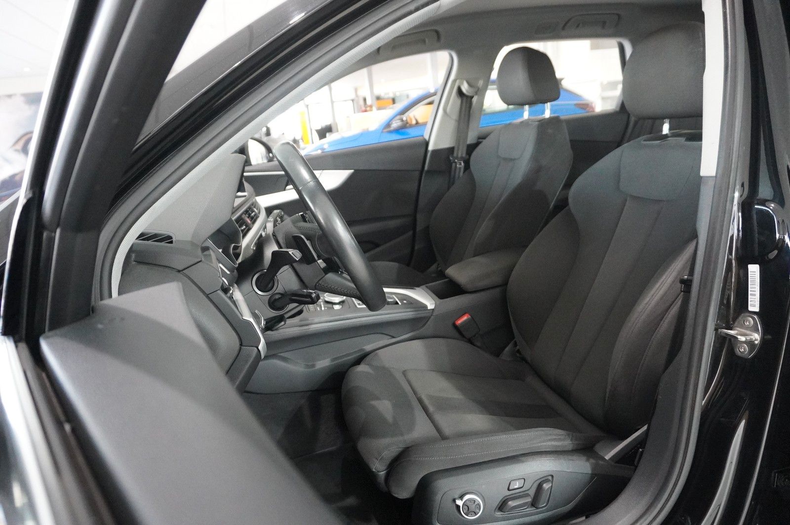 Fahrzeugabbildung Audi A4 Avant 35 TDI S-LINE SPORT NAVI/LED/KAMERA/DAB
