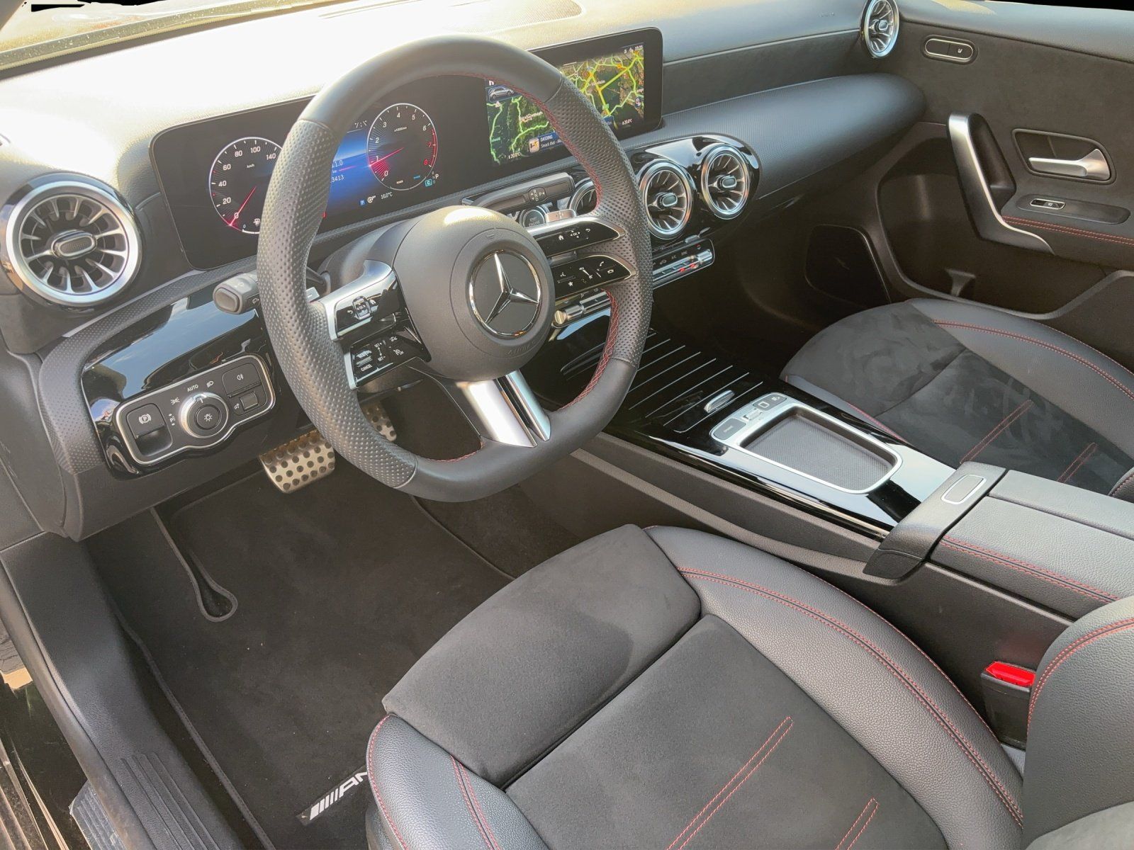 Fahrzeugabbildung Mercedes-Benz A 200 AMG KeyGo MULTIBEAM 19" Kamera TOTWINKEL