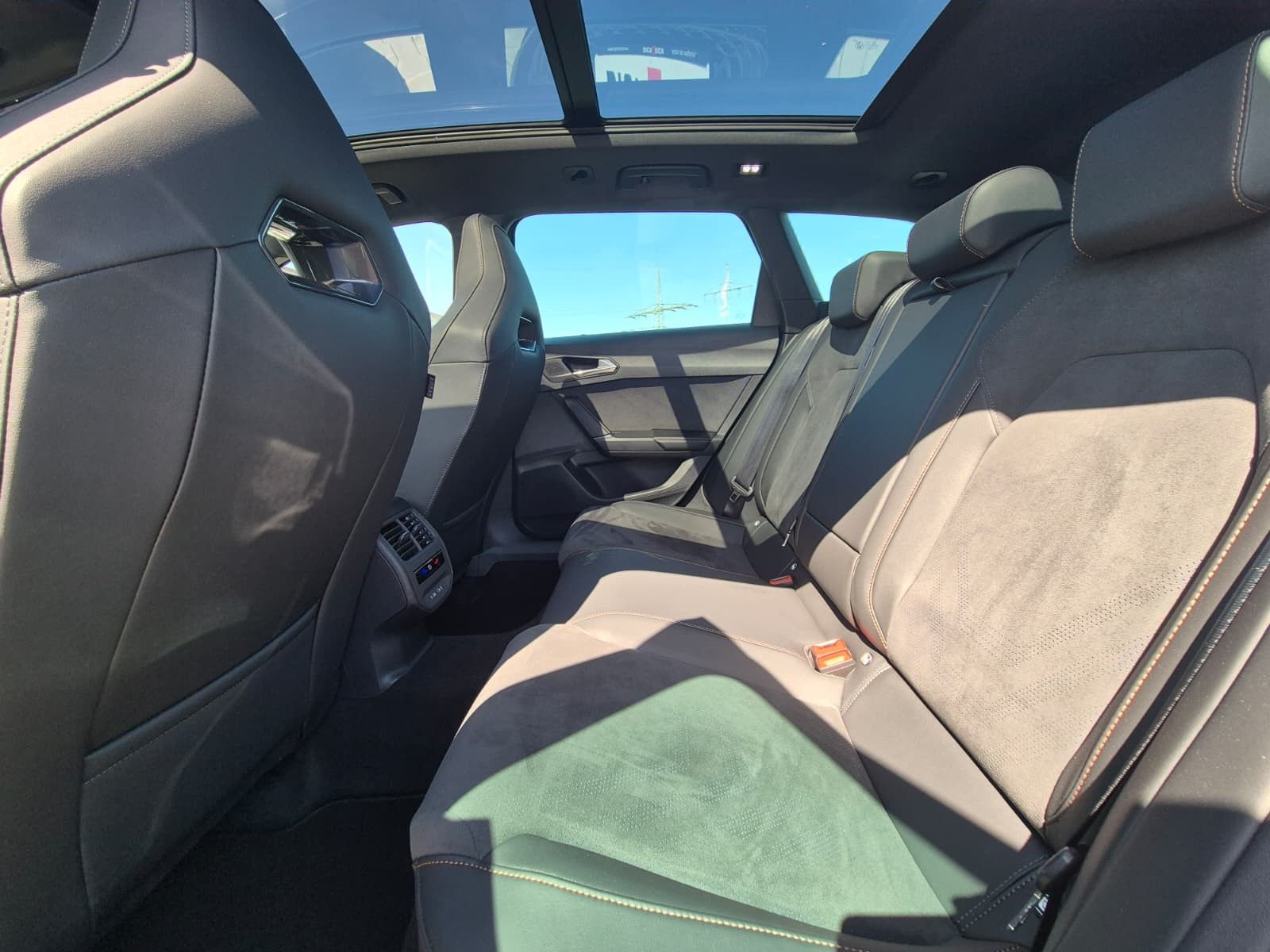 Fahrzeugabbildung CUPRA Leon 1.5 eTSI PANO*DCC*MATRIX*DINAMICA*AHK*5JG.