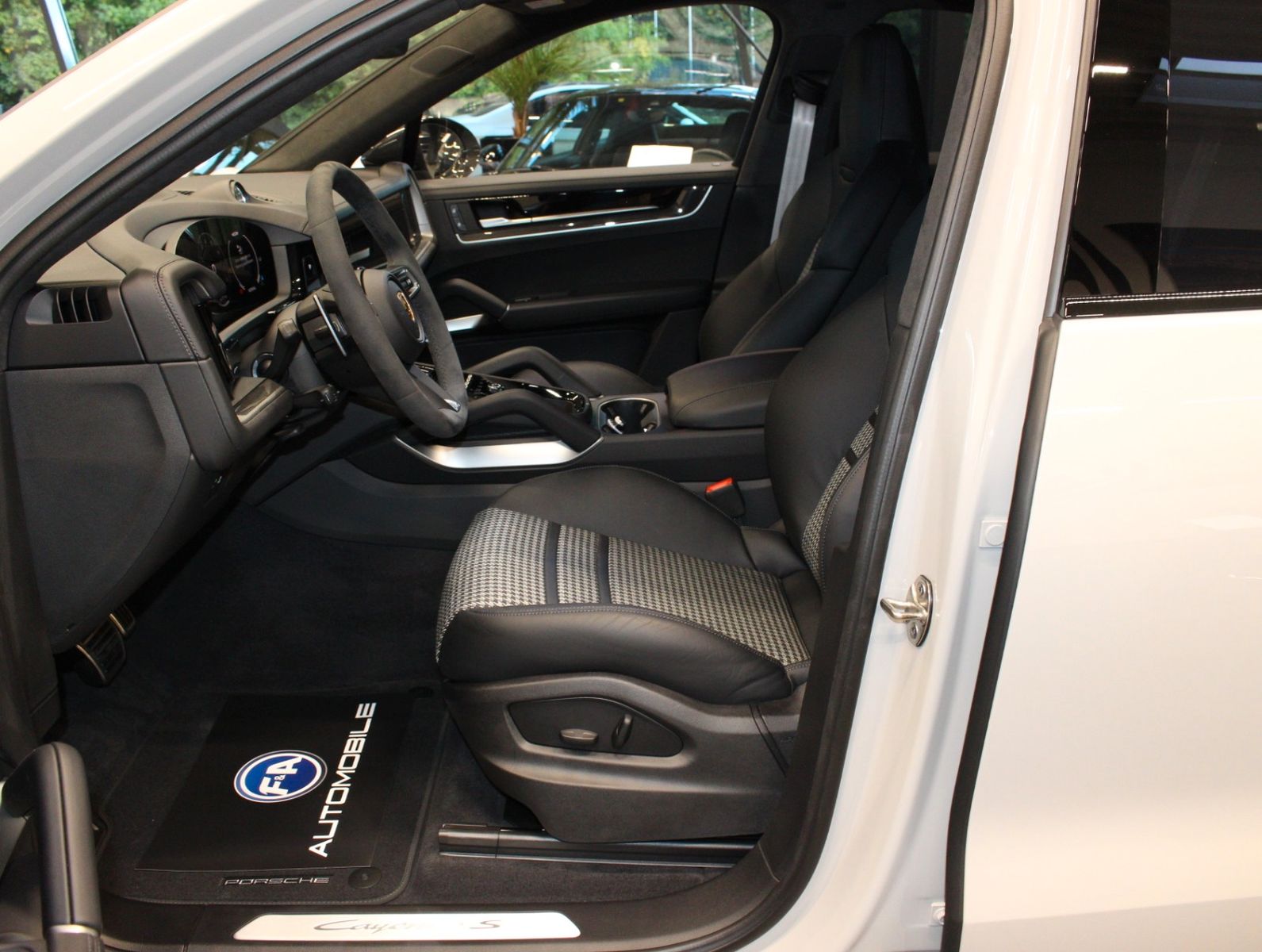 Fahrzeugabbildung Porsche Cayenne S Coupé Leichtbau-Sport-Paket Carbon