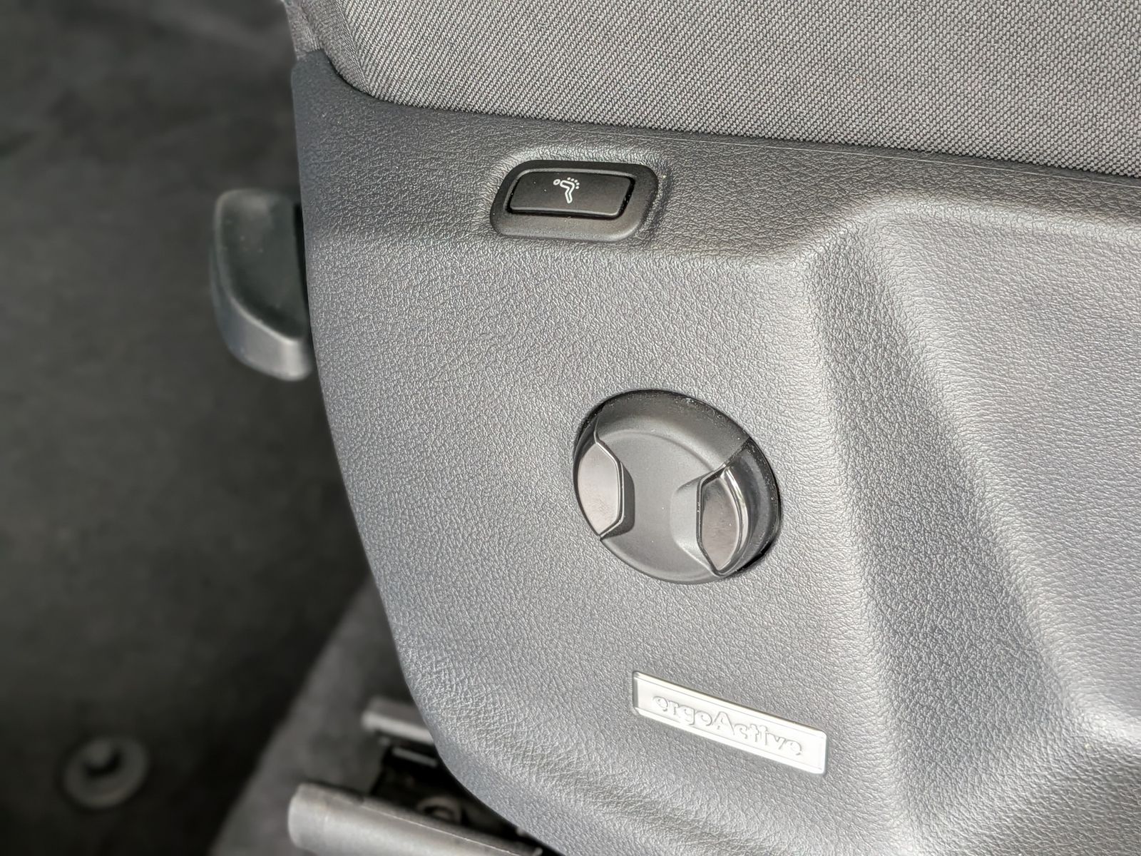 Fahrzeugabbildung Volkswagen Touran 2.0 DSG R-Line High Pano 7-Si IQ AHK VOLL