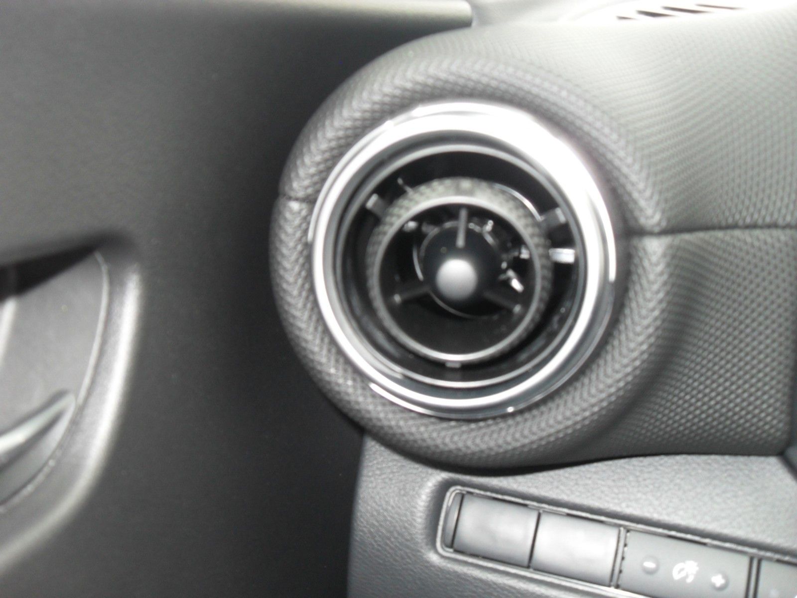 Fahrzeugabbildung Nissan Juke 1,0 N-Connecta Benzin | WP | Navi