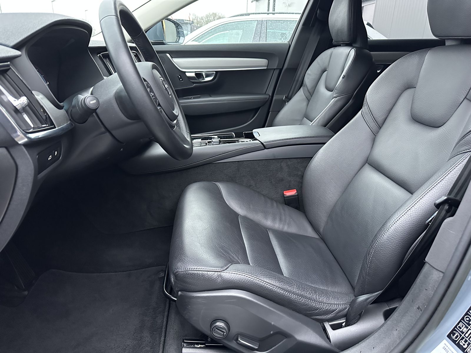 Fahrzeugabbildung Volvo V90 T6 Recharge AWD Core NAV+LED+KAM+SHZ+VC+ACC