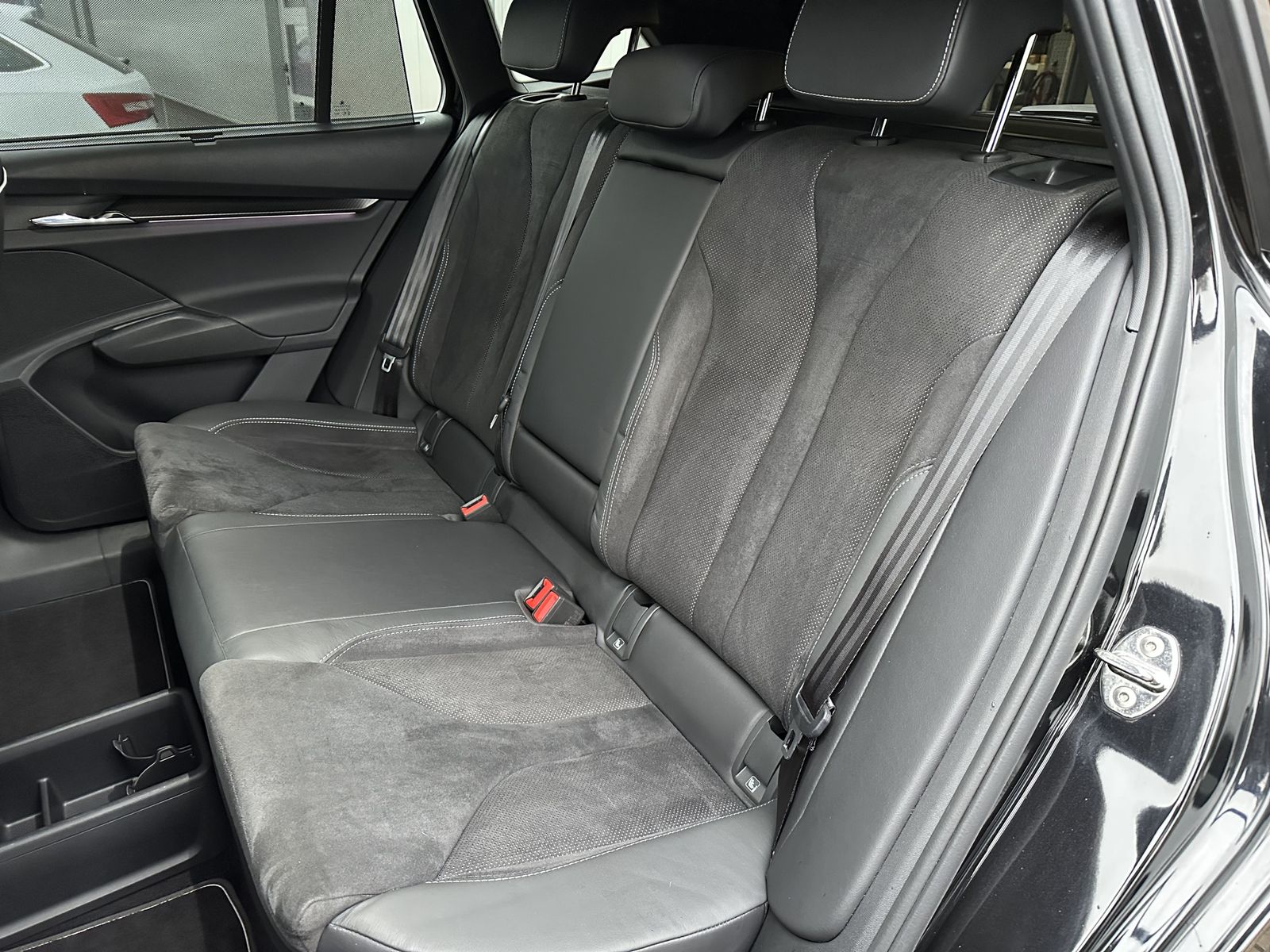 Fahrzeugabbildung SKODA Enyaq 60 iV Sportline NAV+LED+VCOCK+20ZO+1HD+PP