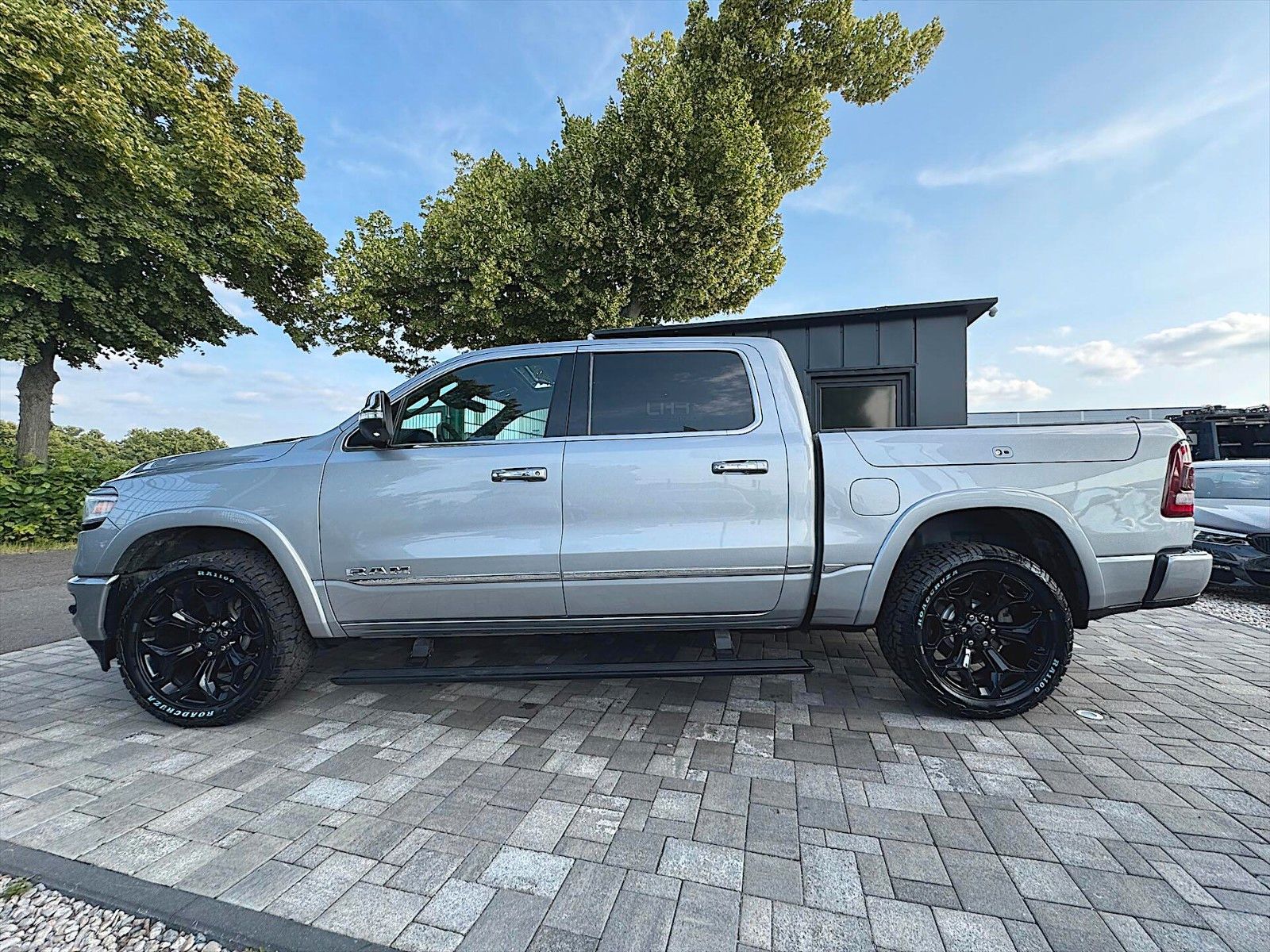 Fahrzeugabbildung Dodge RAM 5.7 V8 HEMI LIMITED 4x4 *Pano*360*Luft*ACC*