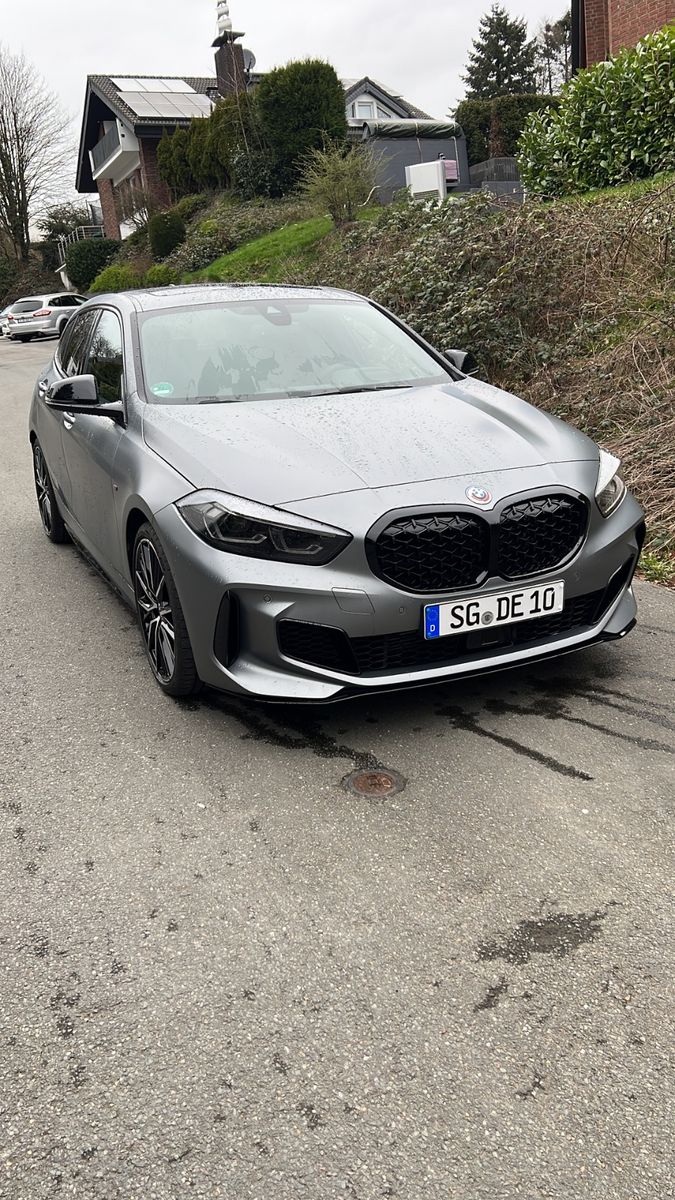 BMW M135i xDrive Sonderlackierung matt grau Top