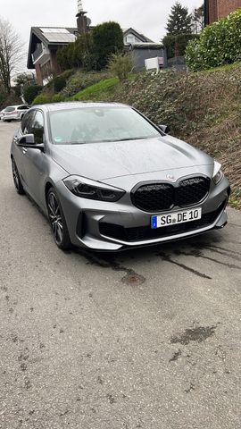 BMW M135i xDrive Sonderlackierung matt grau Top