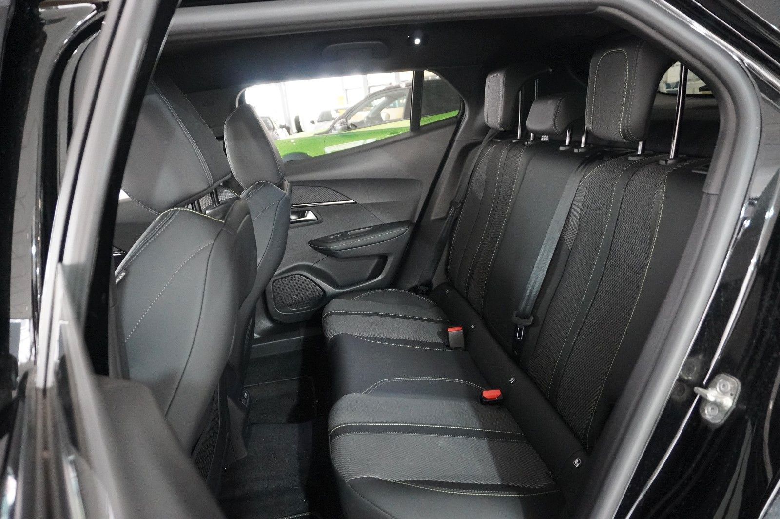 Fahrzeugabbildung Peugeot 2008 1.2 HYBRID GT E-DSC NAVI/LED/KAMERA/SPORT