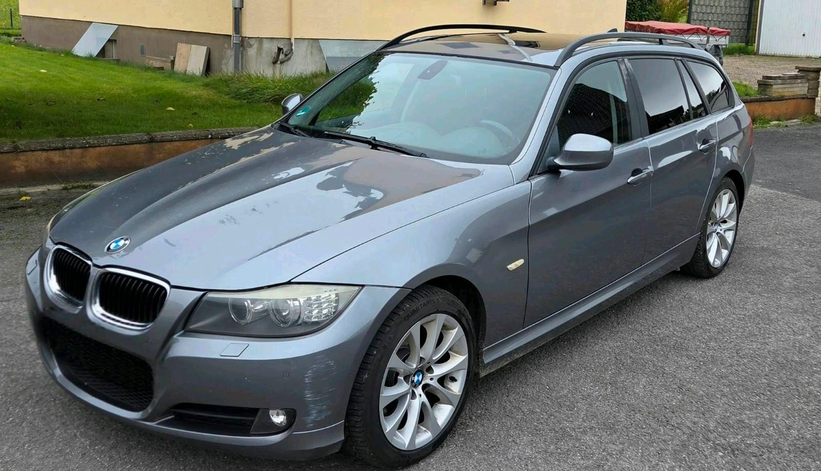 BMW 320 2009 — rear view