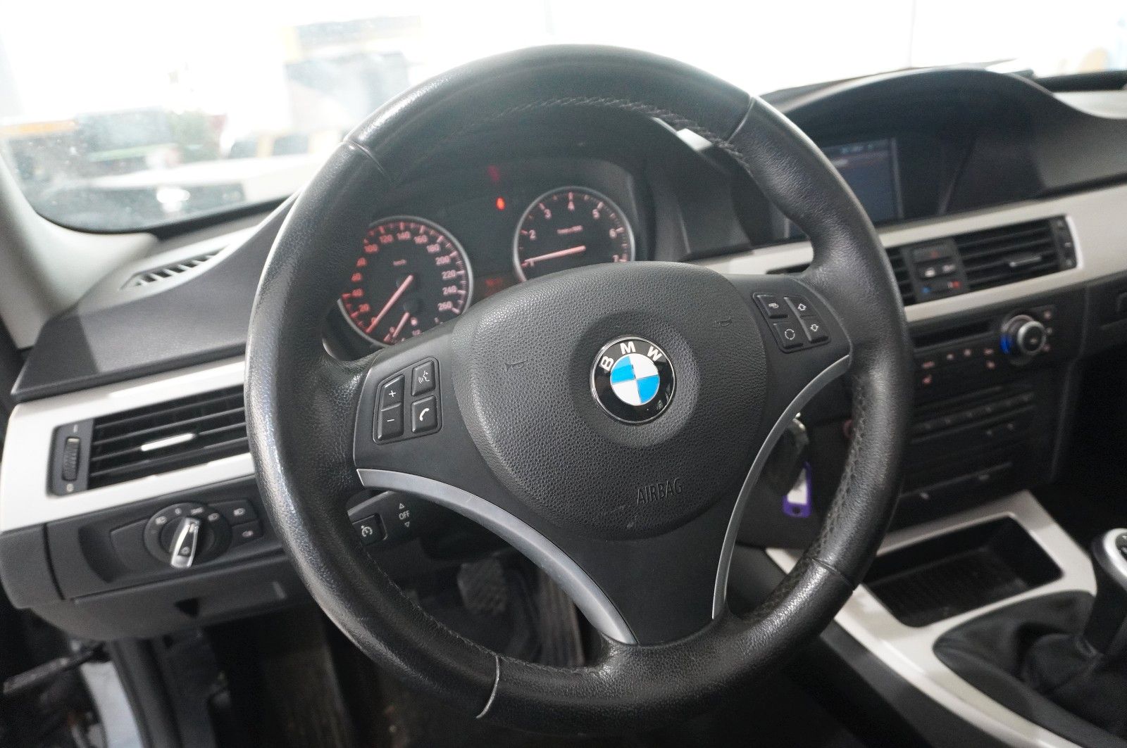 Fahrzeugabbildung BMW 320i TOURING NAVI/BI-XENON/SHZ/PDC/PANO./SH/TEMP