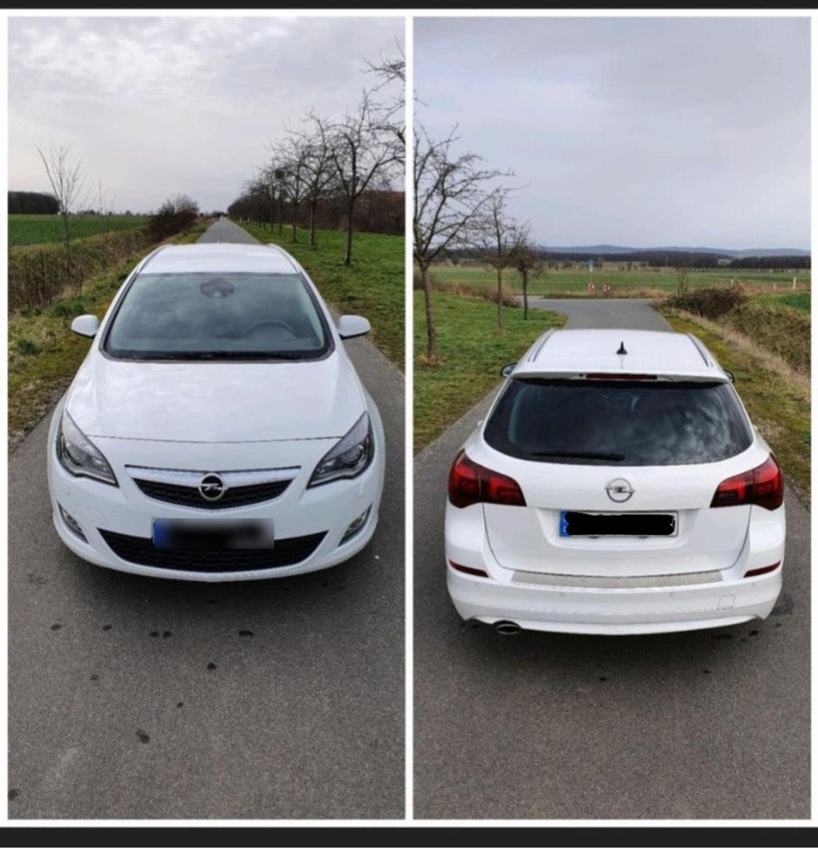 Opel Astra 2011 — rear view