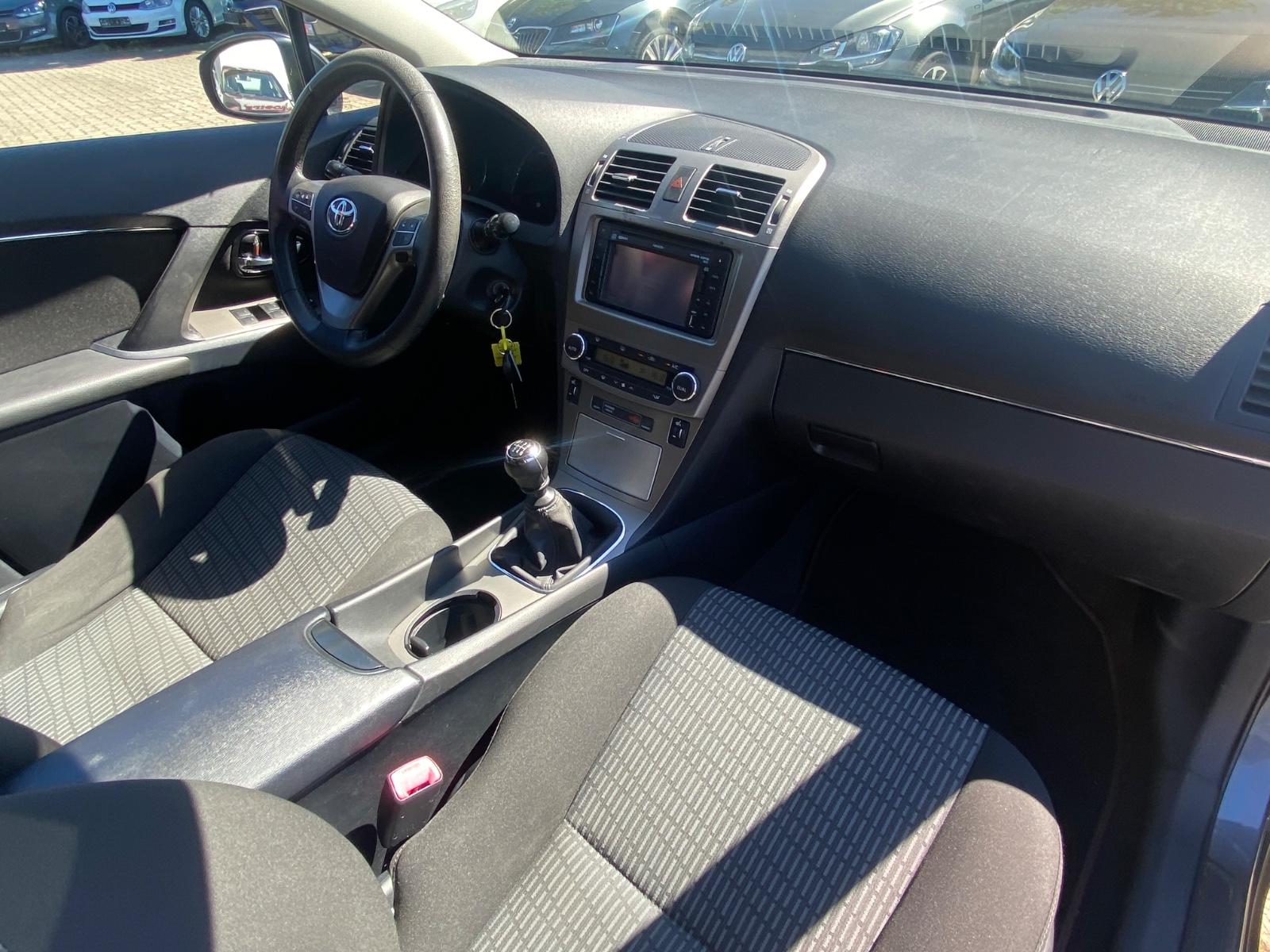 Toyota Avensis 2011 — photo 31