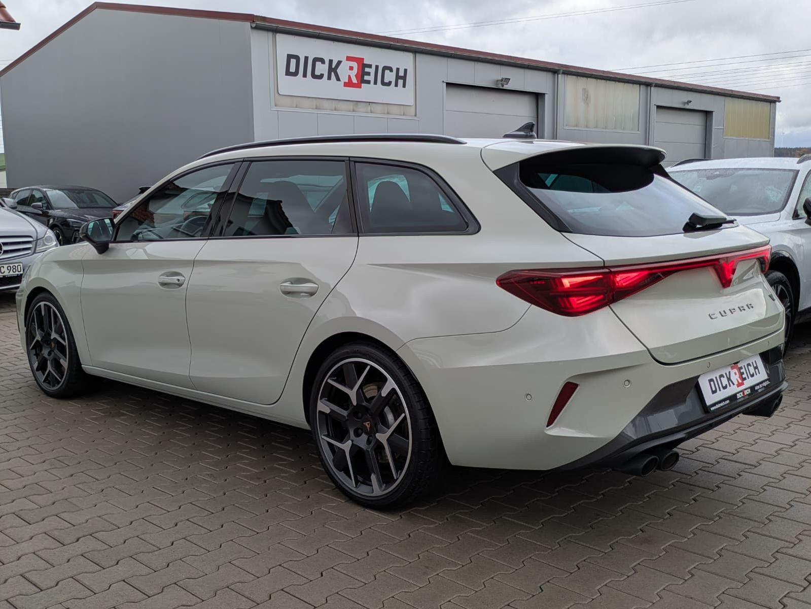 Fahrzeugabbildung CUPRA Leon 2.0 TSI VZ 4x4 PANO*MATRIX*AHK*SENNH.*DINAM