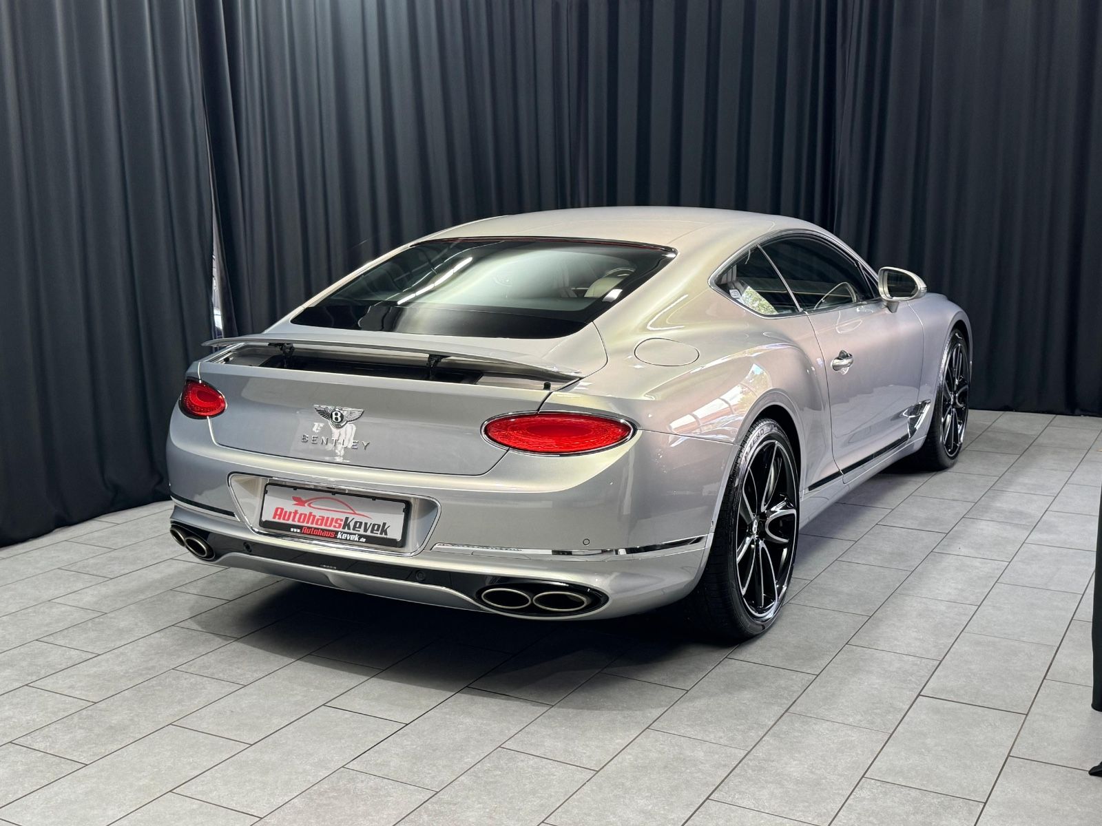 Fahrzeugabbildung Bentley Continental GT 6.0 W12 4WD AKRAPOVIC MASSAGE
