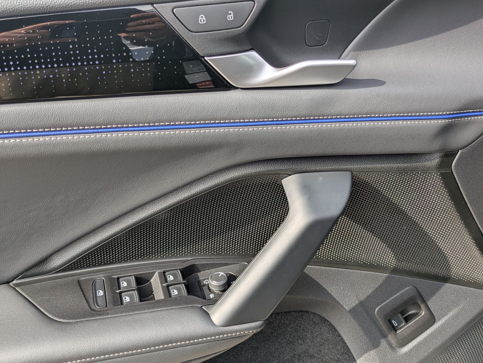 Fahrzeugabbildung Volkswagen Tiguan 2.0 TDI 4M R-Line PANO*H&K*AHK*MATRIX*20"