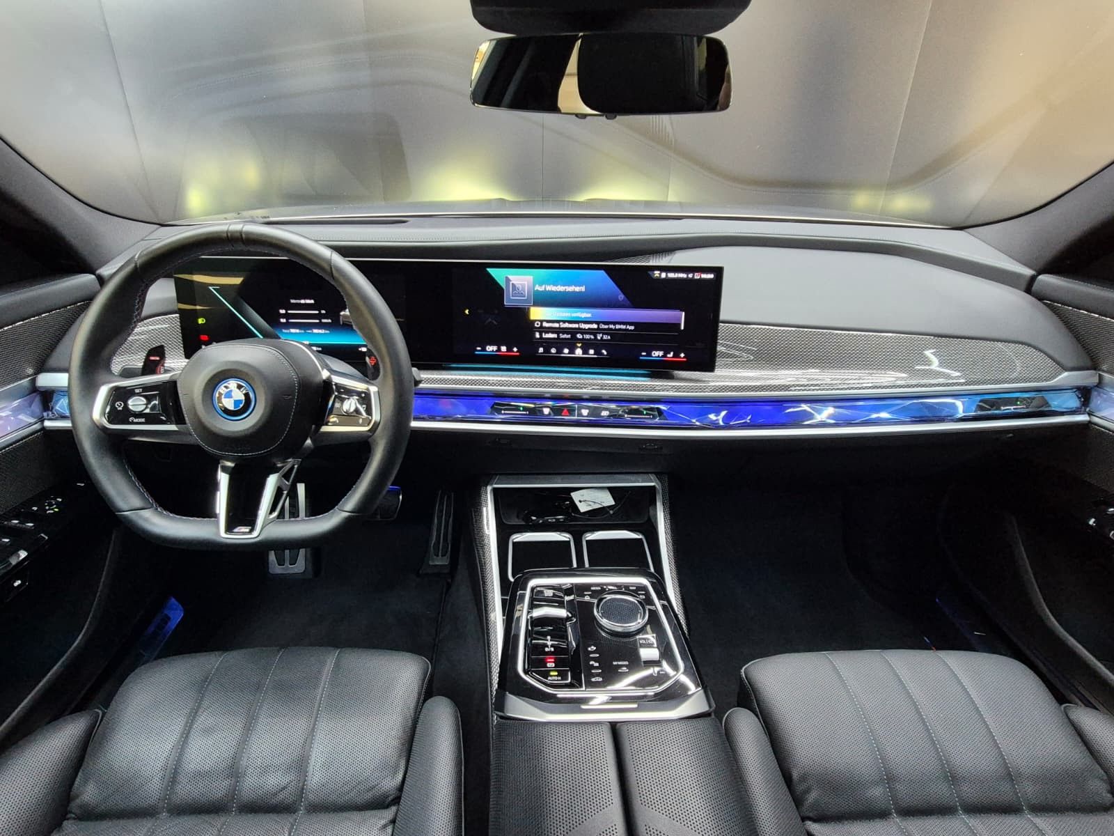 Fahrzeugabbildung BMW M760 e xD M PAKET+PANO+HEAD+SOFT+MEMO+B&W+360°+