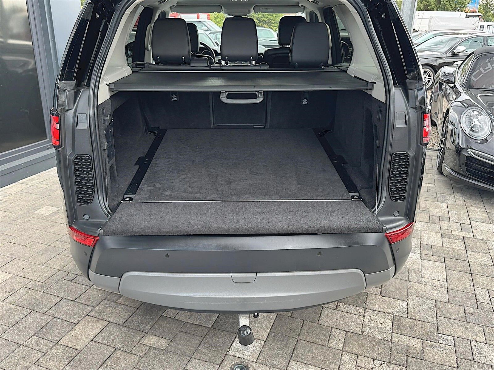 Fahrzeugabbildung Land Rover Discovery 5 2.0 TD SD4 HSE BLACK 4x4 *AHK*LED*