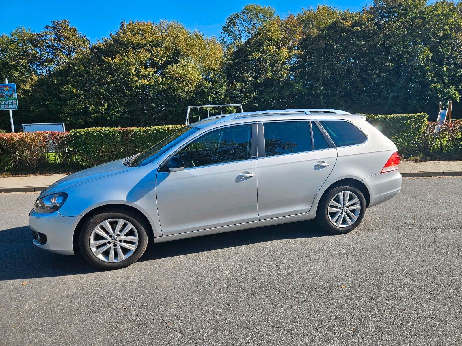 Volkswagen Golf 2012 — rear view