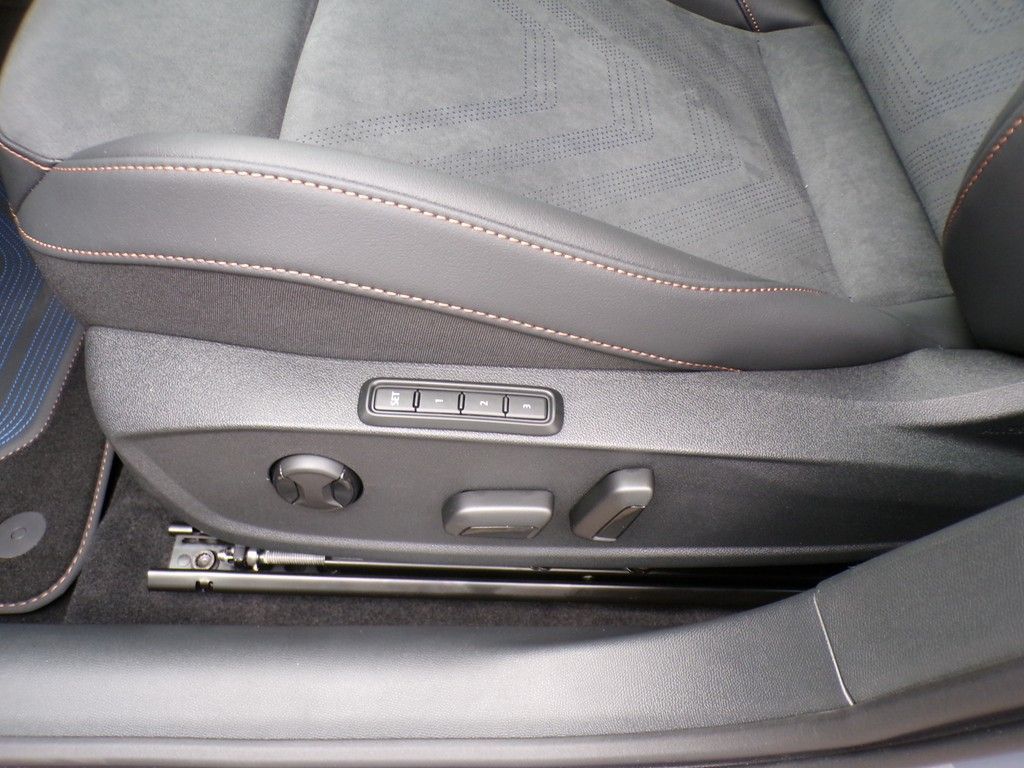 Fahrzeugabbildung CUPRA Leon Sportstourer VZ 1.5 e-Hybrid DSG