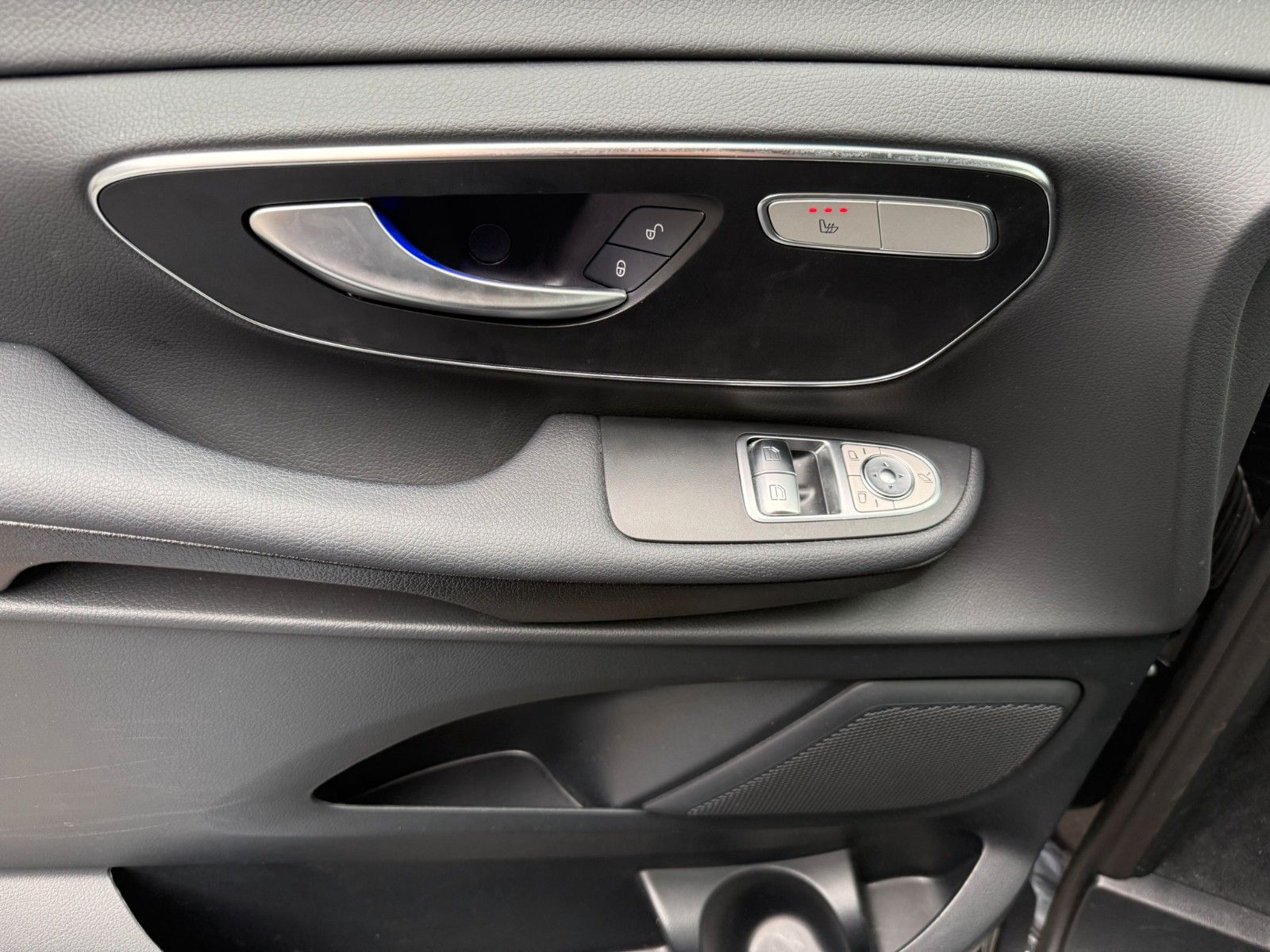 Fahrzeugabbildung Mercedes-Benz V 300 d STYLE 4MATIC AHK2,5t DISTRONIC MULTIBEAM