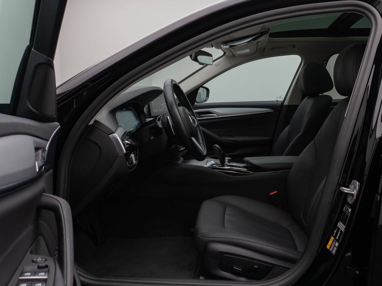 Fahrzeugabbildung BMW 530e Panorama DAB HiFi CockPitPro Alarm PDC LED